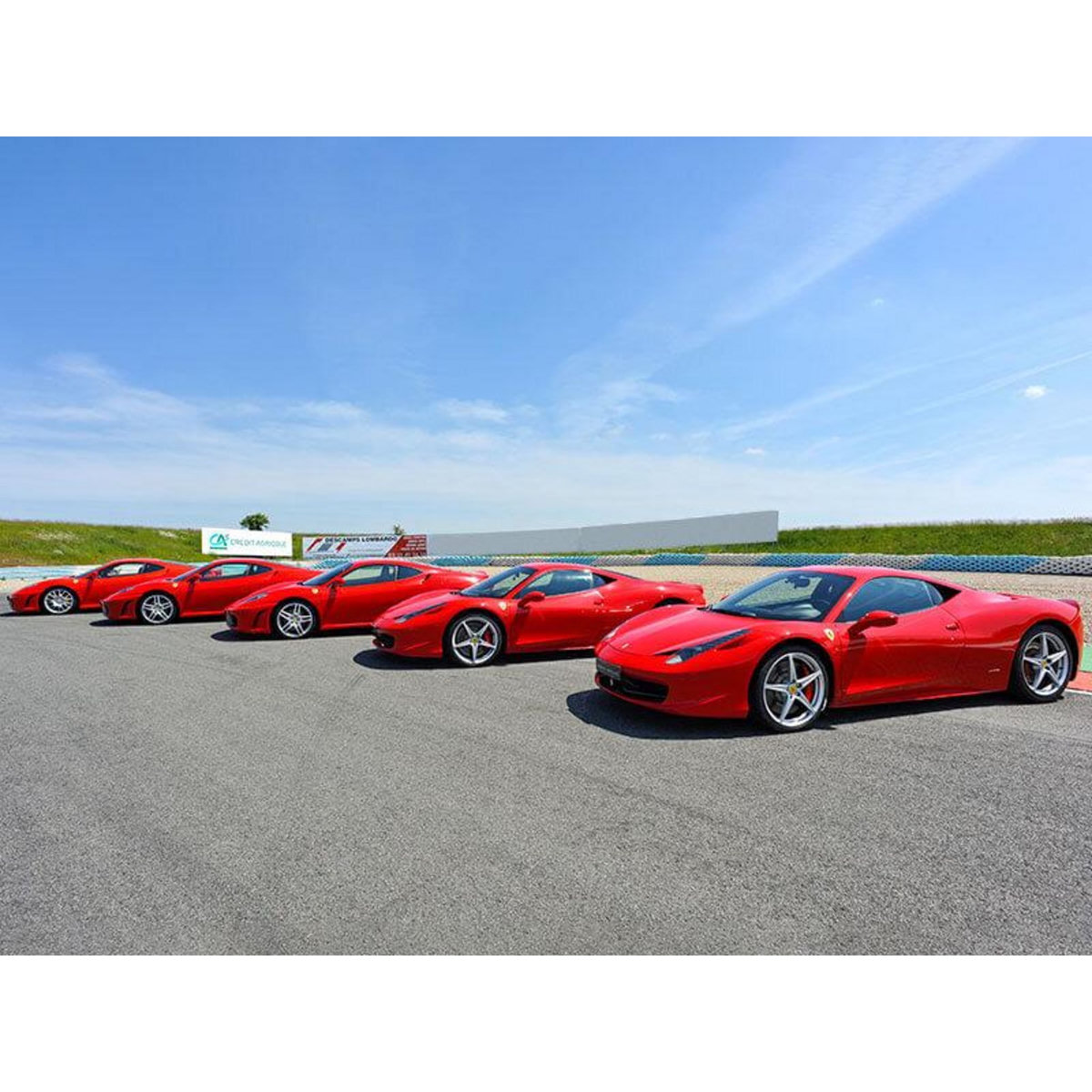 Smartbox Session de pilotage d'une Ferrari lors de 2 tours de circuit - Coffret Cadeau Sport & Aventure