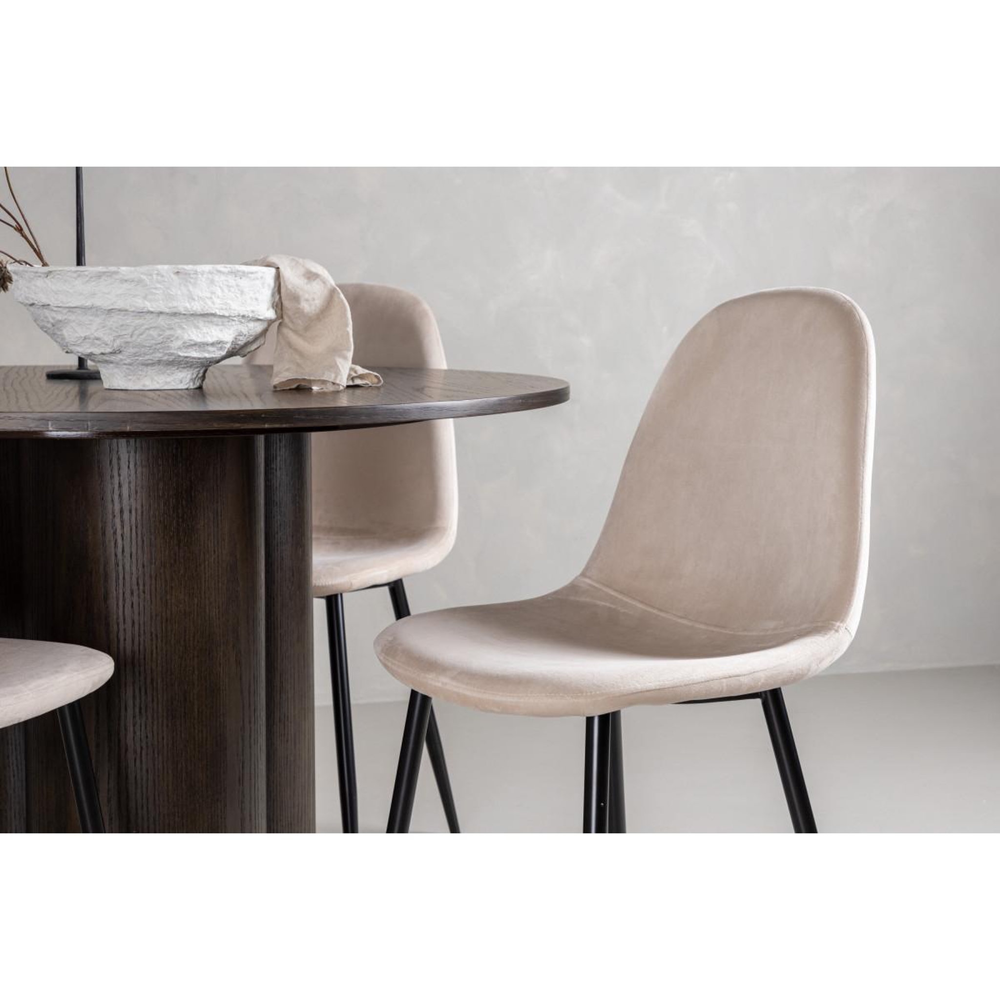 Voir la diapositive 4 : Paris Prix Ensemble table à manger & 4 chaises en velours  olivia & polar  110cm moka & beige