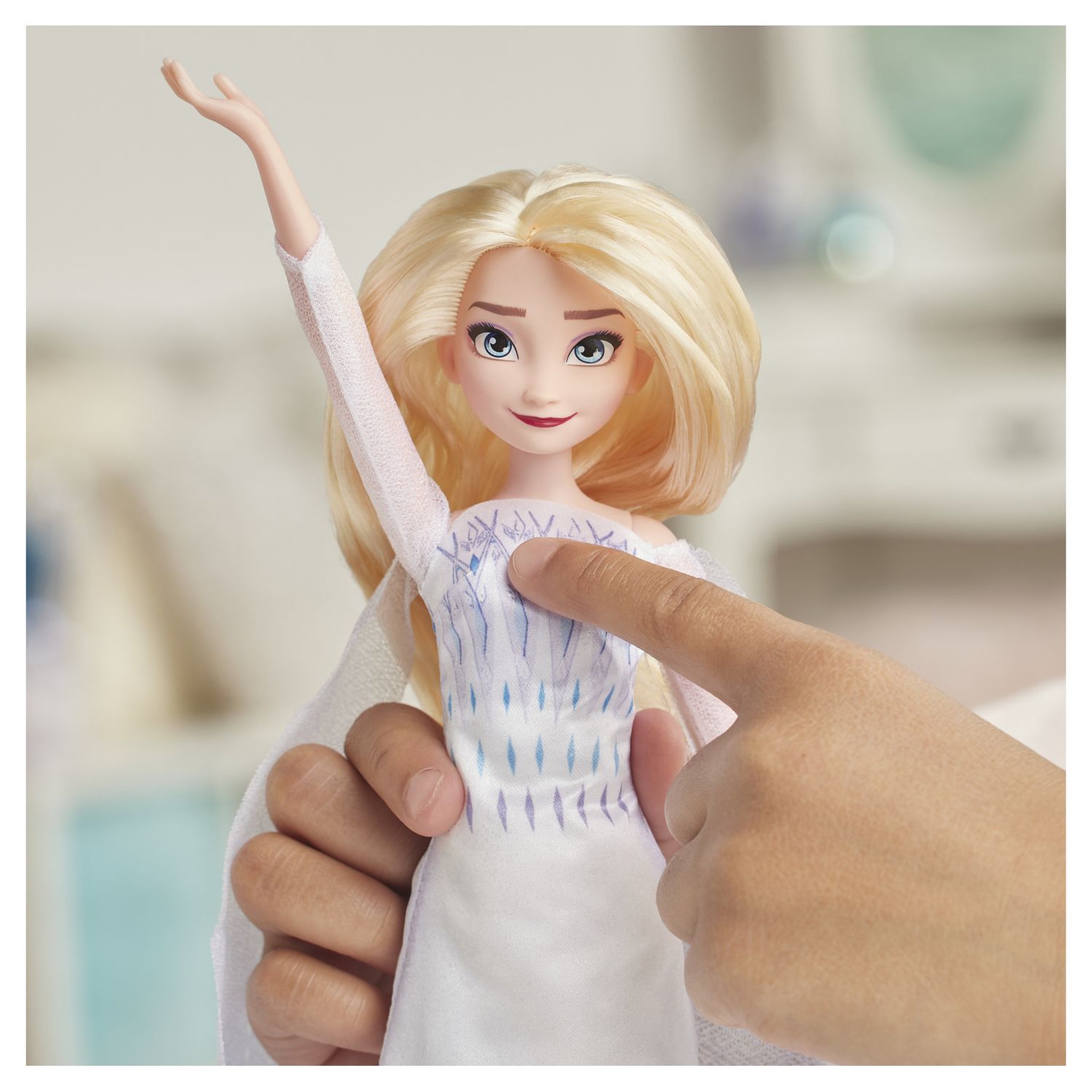 Voir la diapositive 3 : HASBRO Poupée Elsa chantante 27 cm - Reine des neiges 2 - Princesse Disney