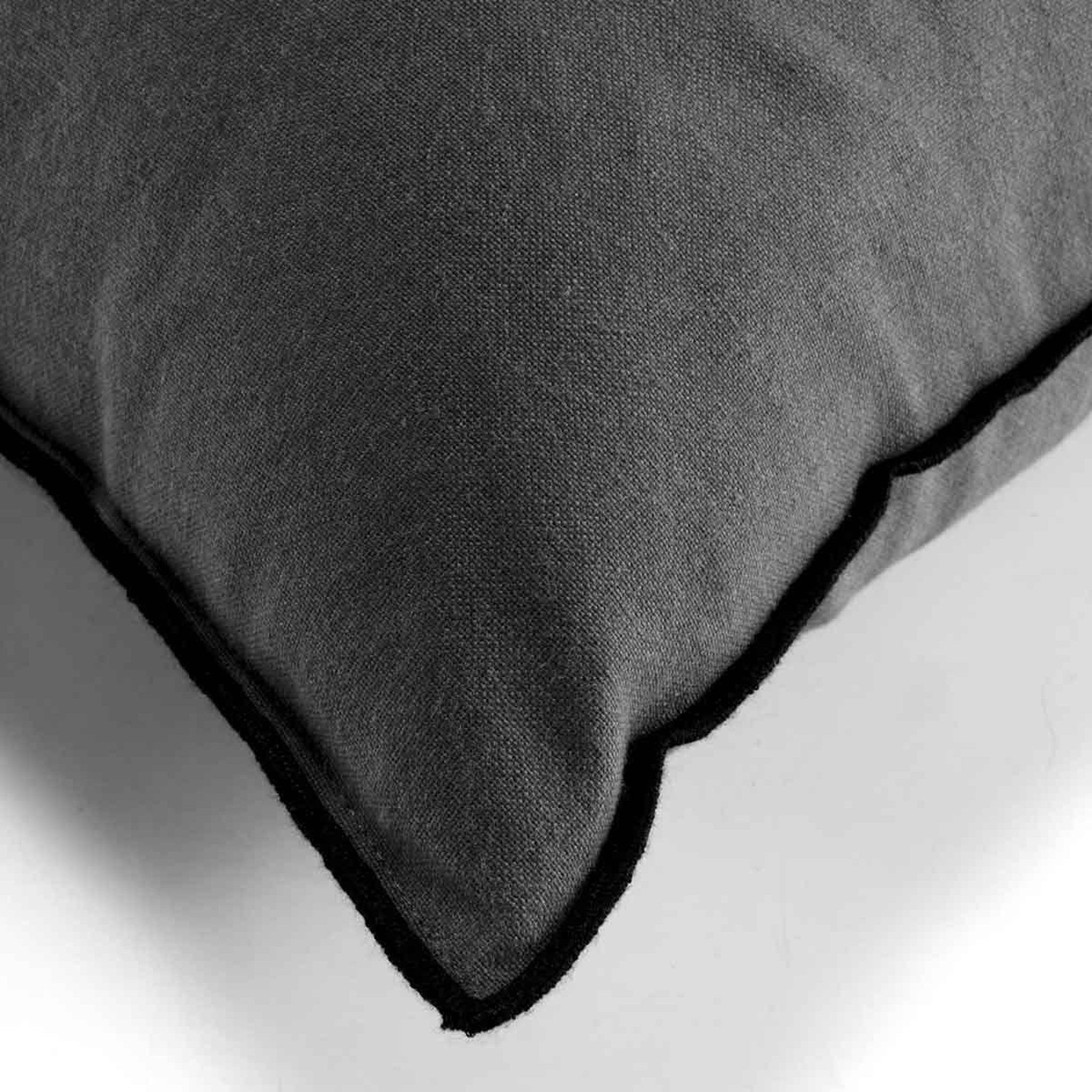 Voir la diapositive 3 : Douceur d'Intérieur Coussin déco  mistraline  50x50cm anthracite