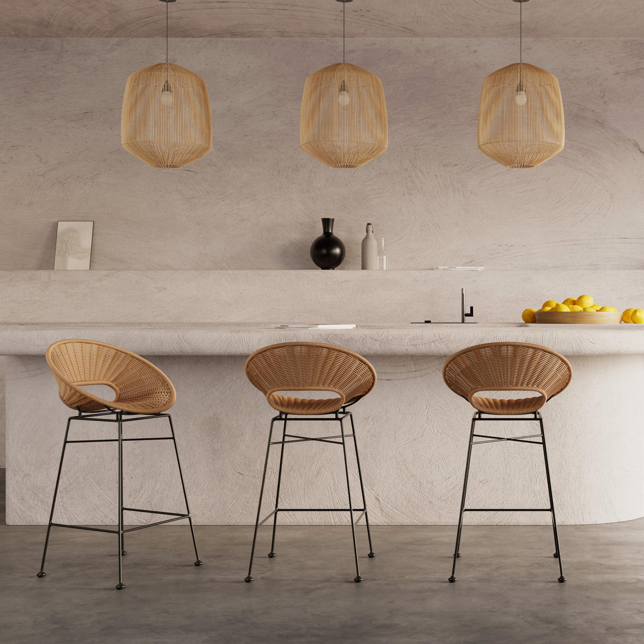 Voir la diapositive 6 : MAISON PAVANE Lot de 2 tabourets pour îlot central 65 cm en résine tressée-rava