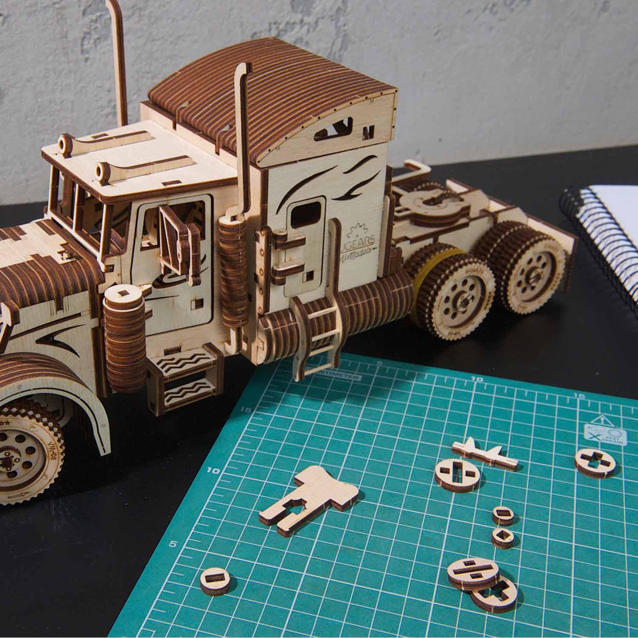 Voir la diapositive 3 : Graine créative Maquette En Bois 3D - Camion Poids-Lourd 38 Cm