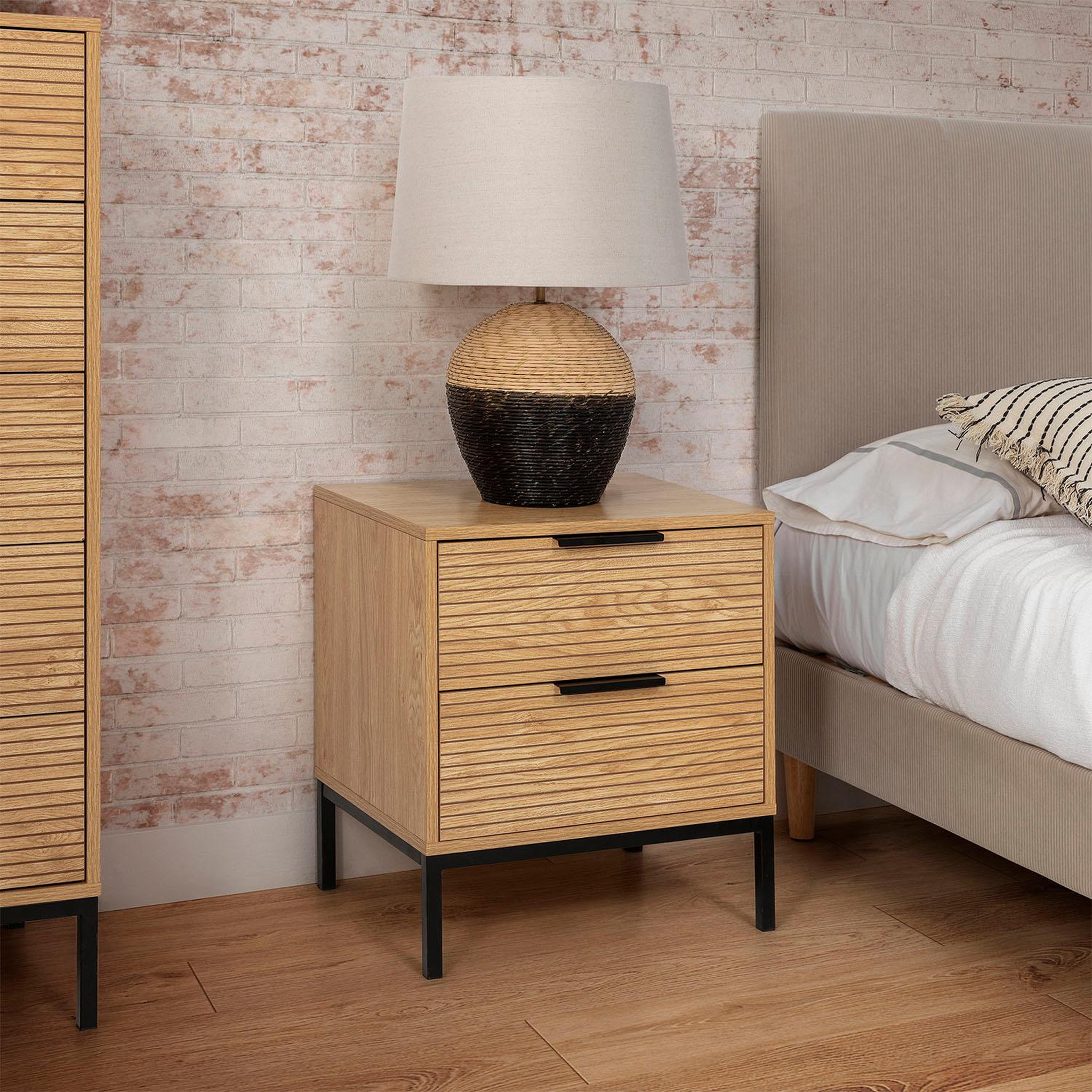 Voir la diapositive 2 : VS VENTA-STOCK Table de chevet 2 tiroirs Monica couleur Bois