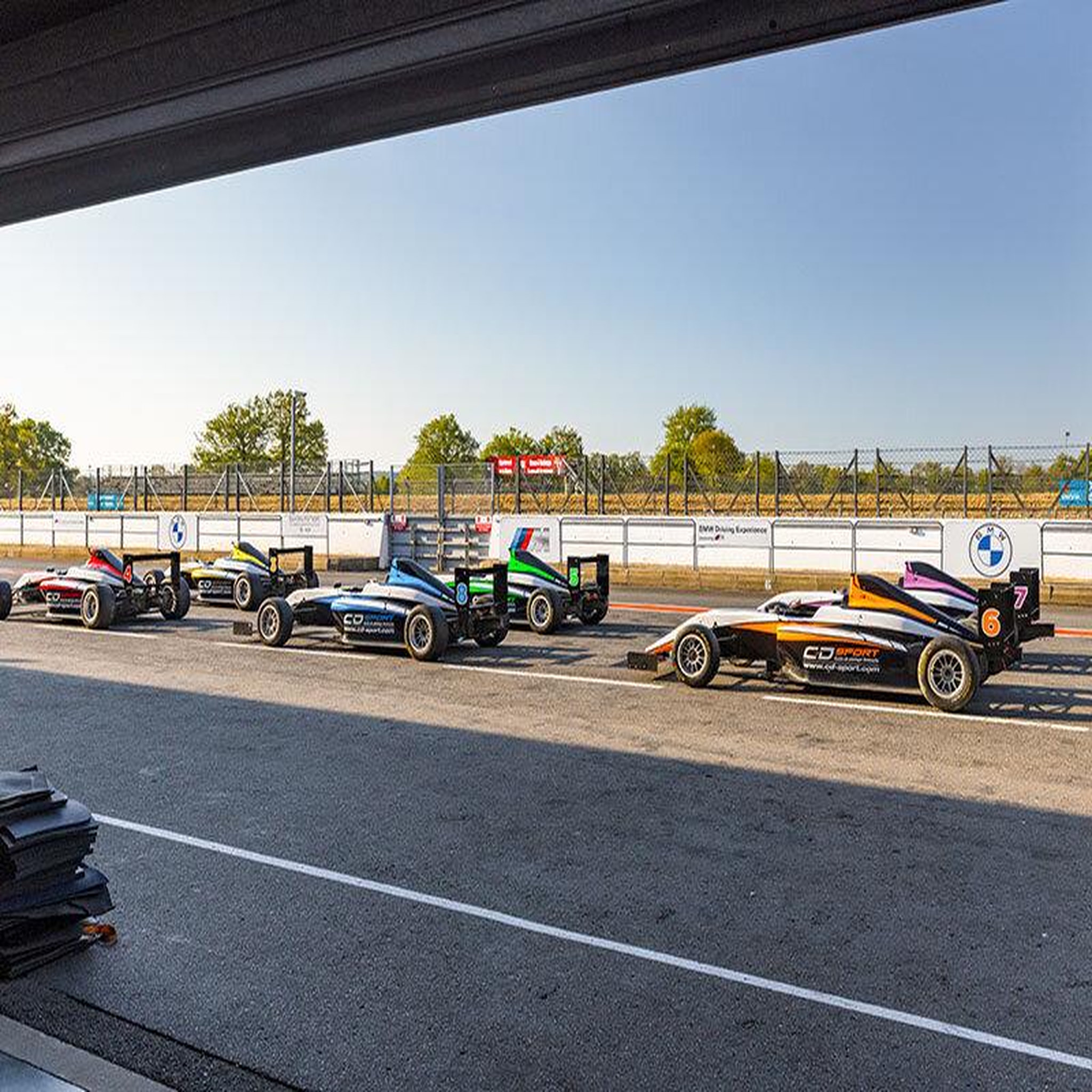 Voir la diapositive 4 : Smartbox Stage de pilotage monoplace : 20 à 28 tours sur circuit en formule 4 tatuus - coffret cadeau sport & aventure