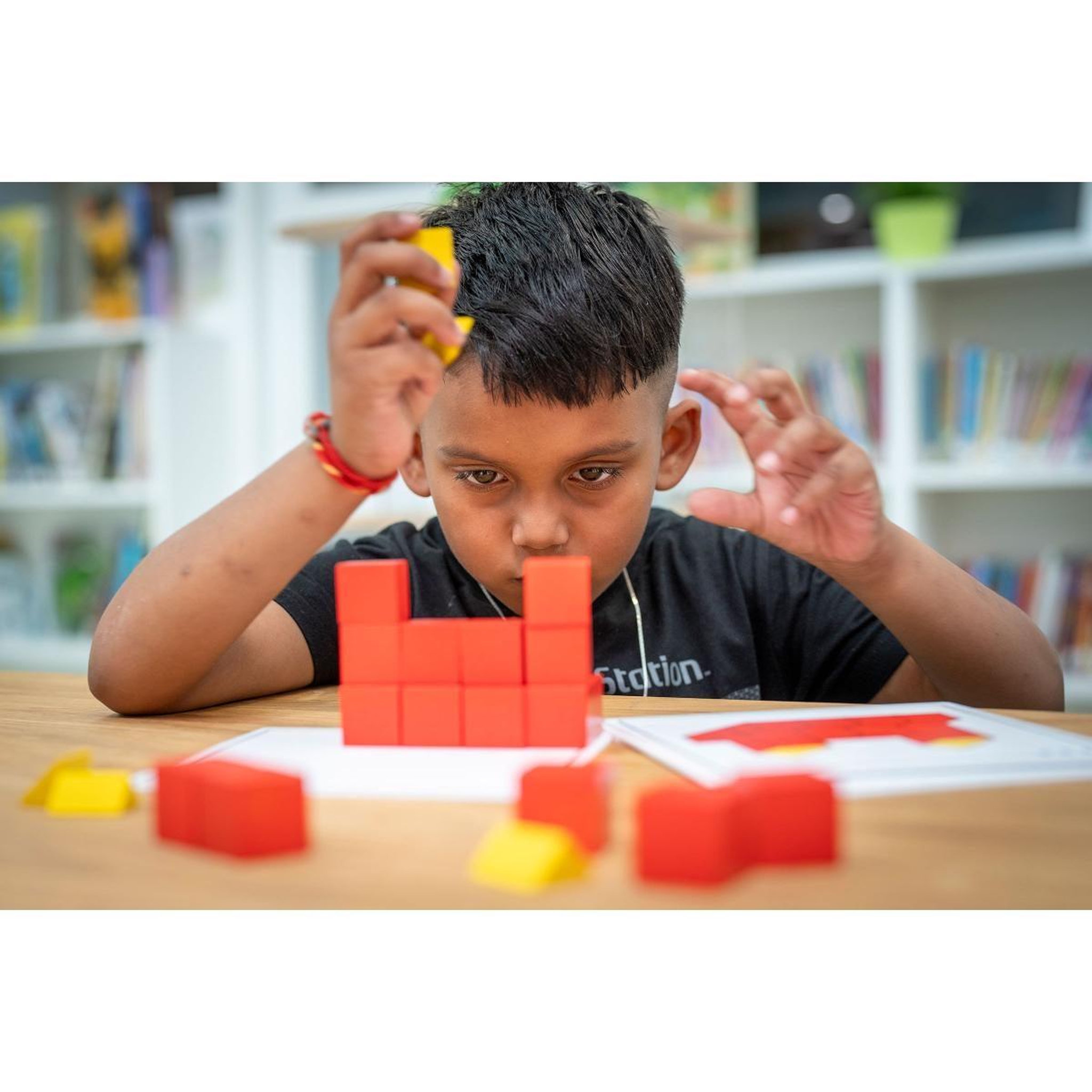 Voir la diapositive 2 : EDUCO Construire dans l'espace