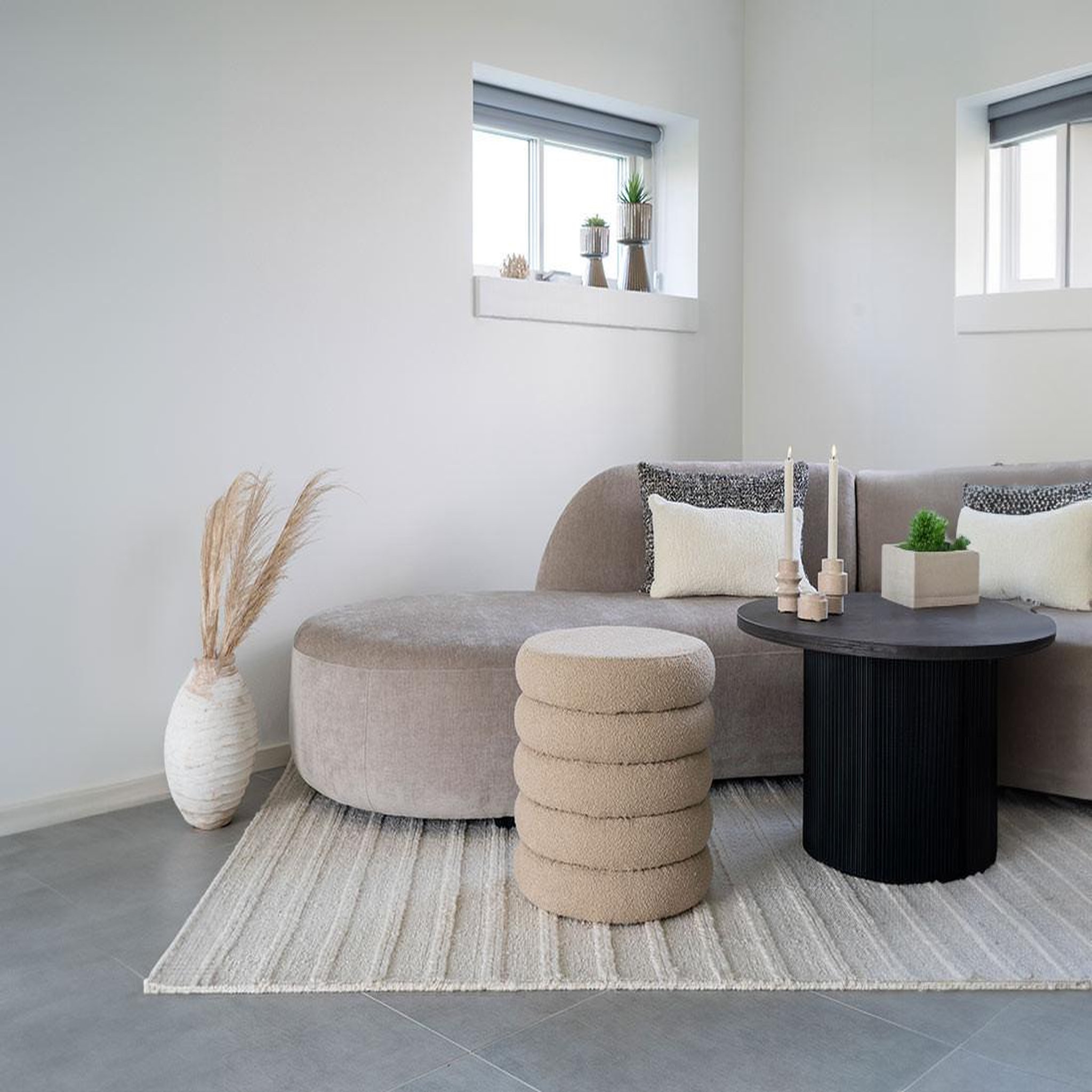 Voir la diapositive 3 : BEST MOBILIER Marely - pouf - en tissu bouclette