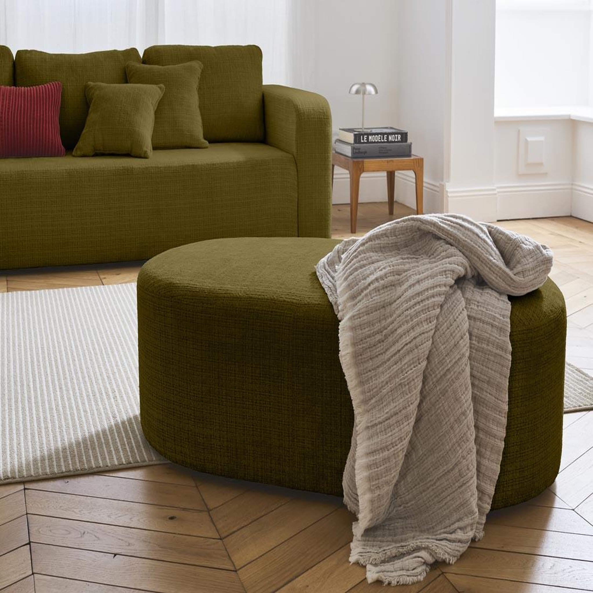 Voir la diapositive 1 : BEST MOBILIER Miro - pouf en velours texturé