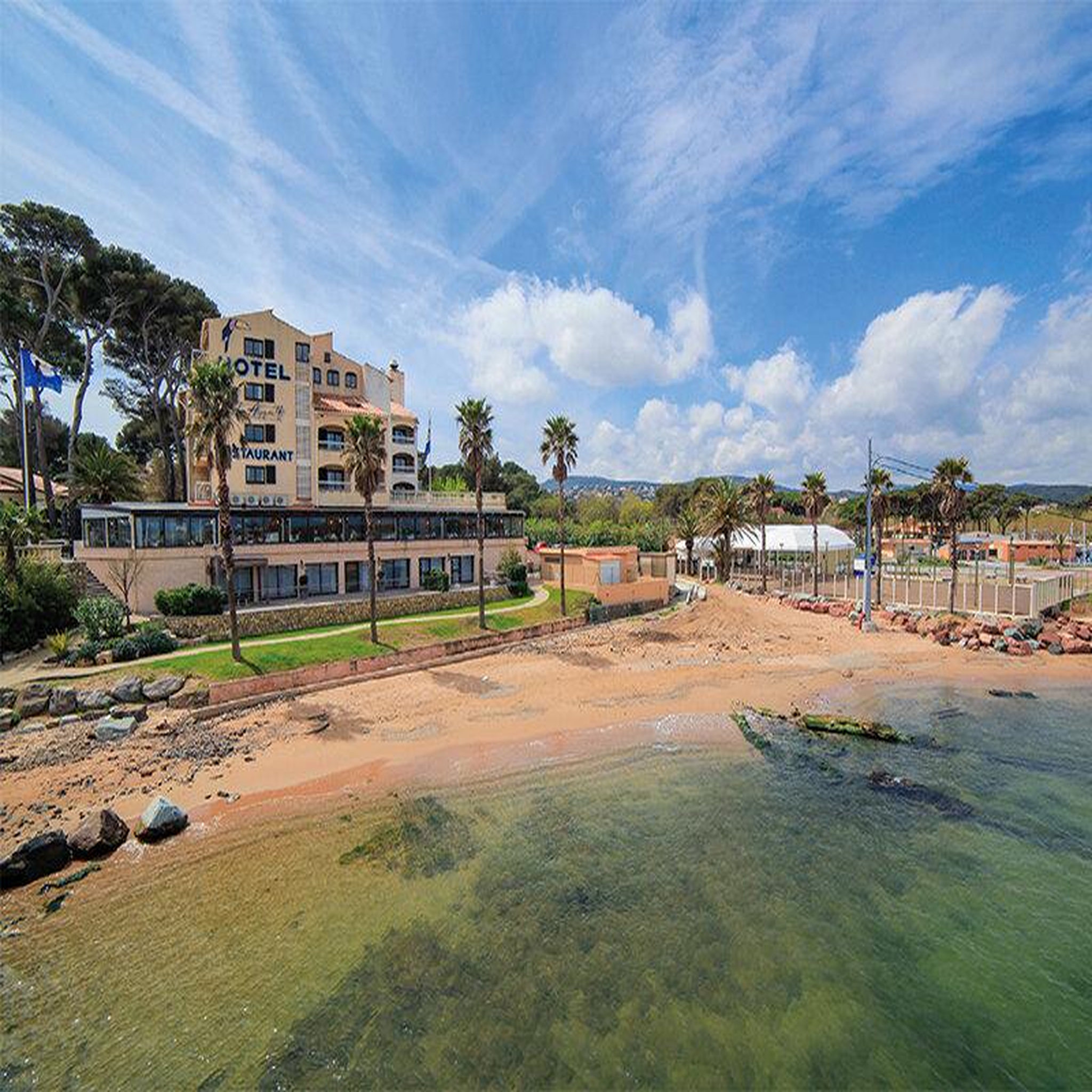 Voir la diapositive 4 : Smartbox Escapade sur la côte d'azur : 2 jours en hôtel avec dîner aux portes de fréjus - coffret cadeau séjour