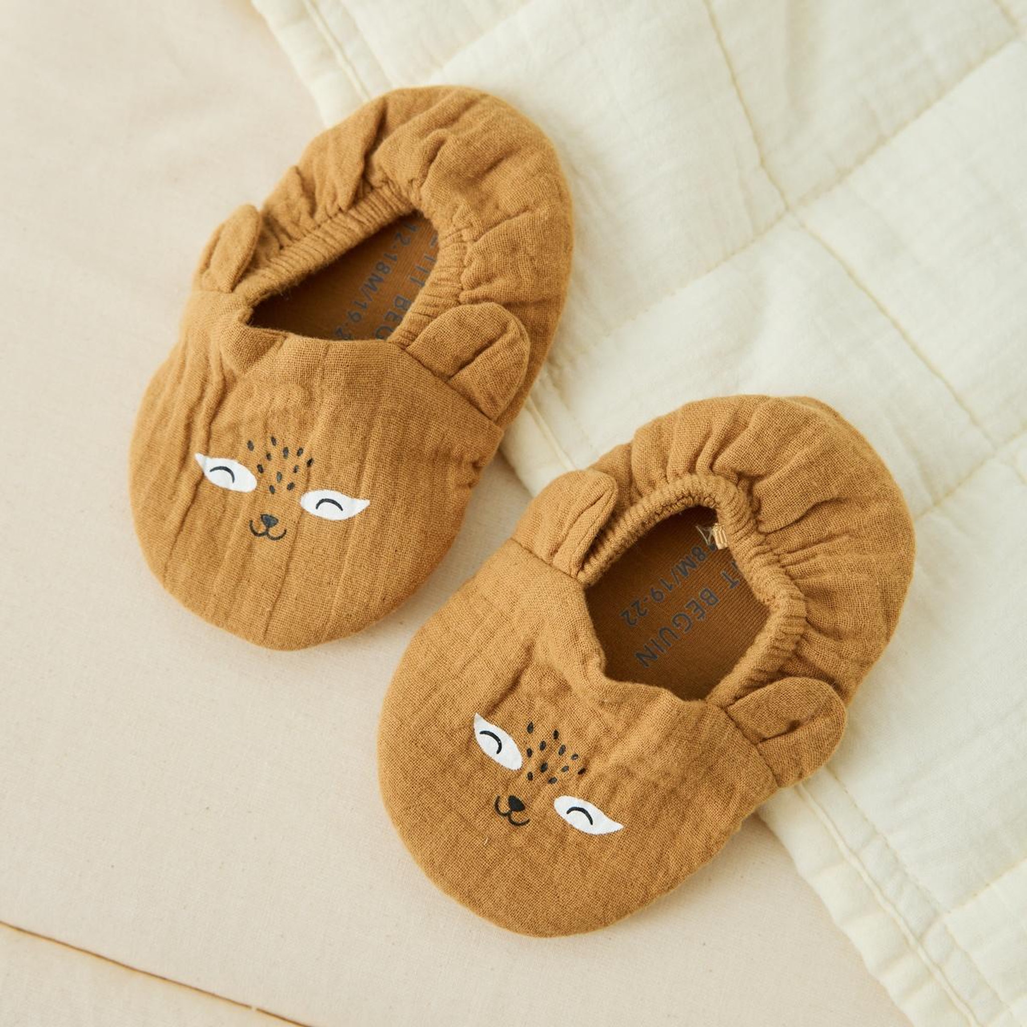 Voir la diapositive 3 : Petit Béguin Chaussons bébé en gaze de coton gabin