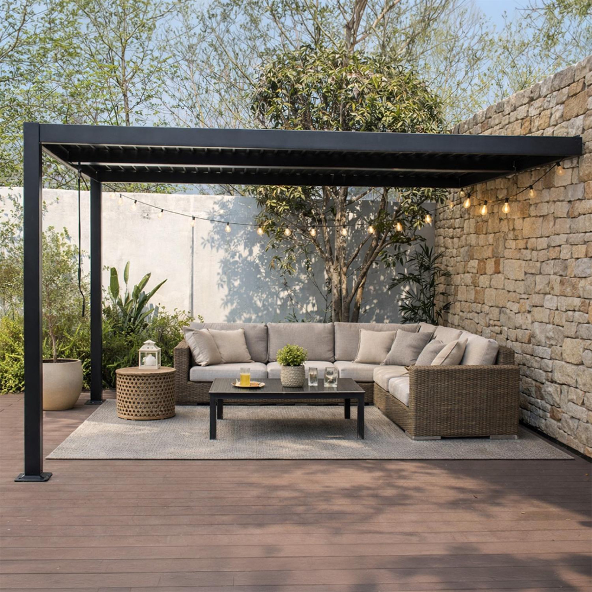 Voir la diapositive 2 : CONCEPT USINE Pergola bioclimatique 4x3m adossée en aluminium noir sifnos