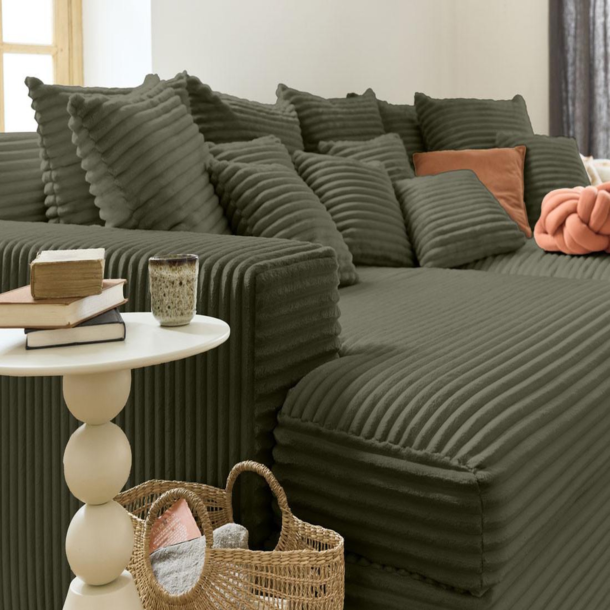 Voir la diapositive 2 : LISA DESIGN Collins - canapé droit 4 places avec double méridienne - assise profonde - velours côtelé grosses côtes
