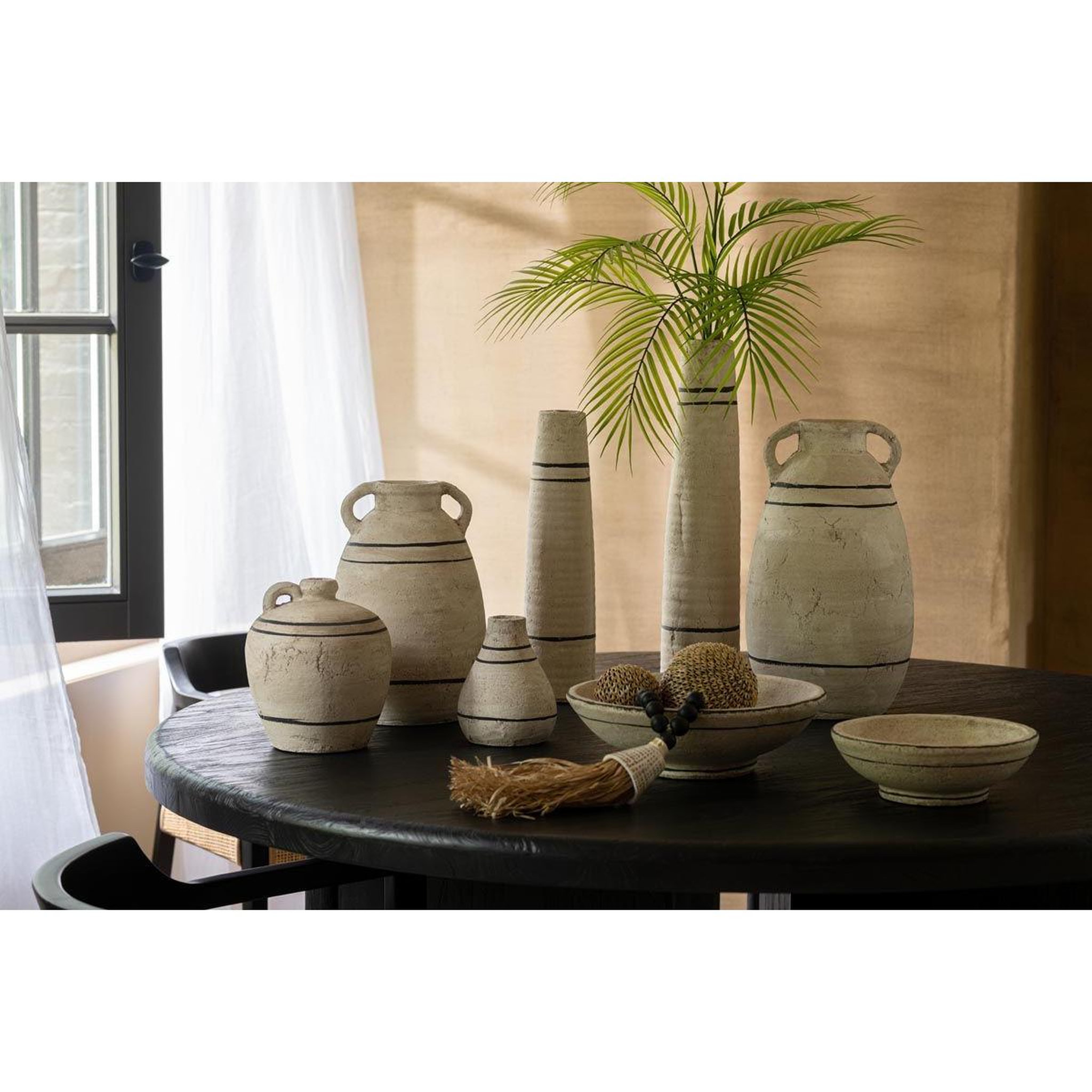 Voir la diapositive 3 : J-LINE Cruche Design Ligne  Black Lombok  40cm Beige