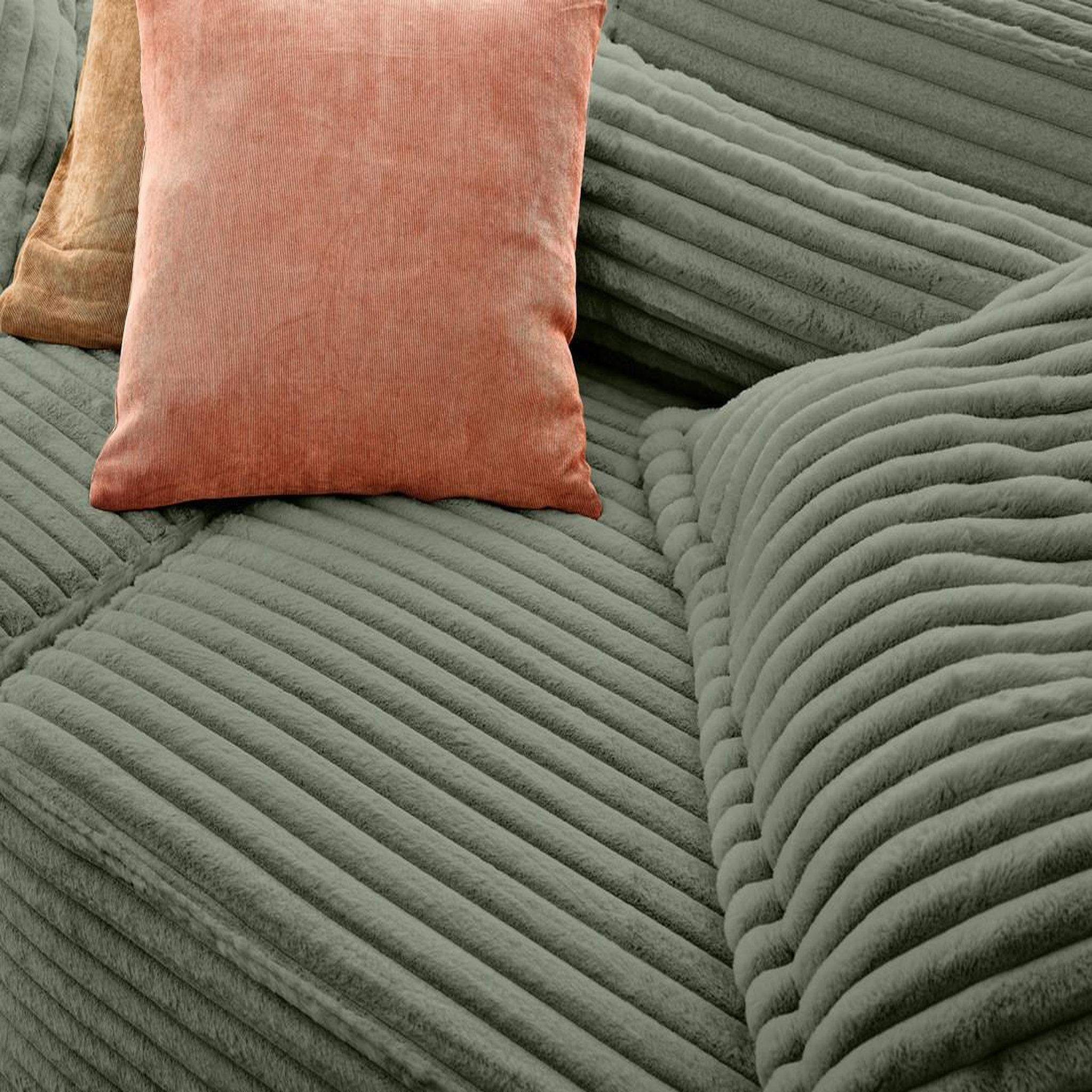 Voir la diapositive 4 : LISA DESIGN Richie - canapé droit 3 places avec double méridienne - assise profonde - en fausse fourrure côtelée