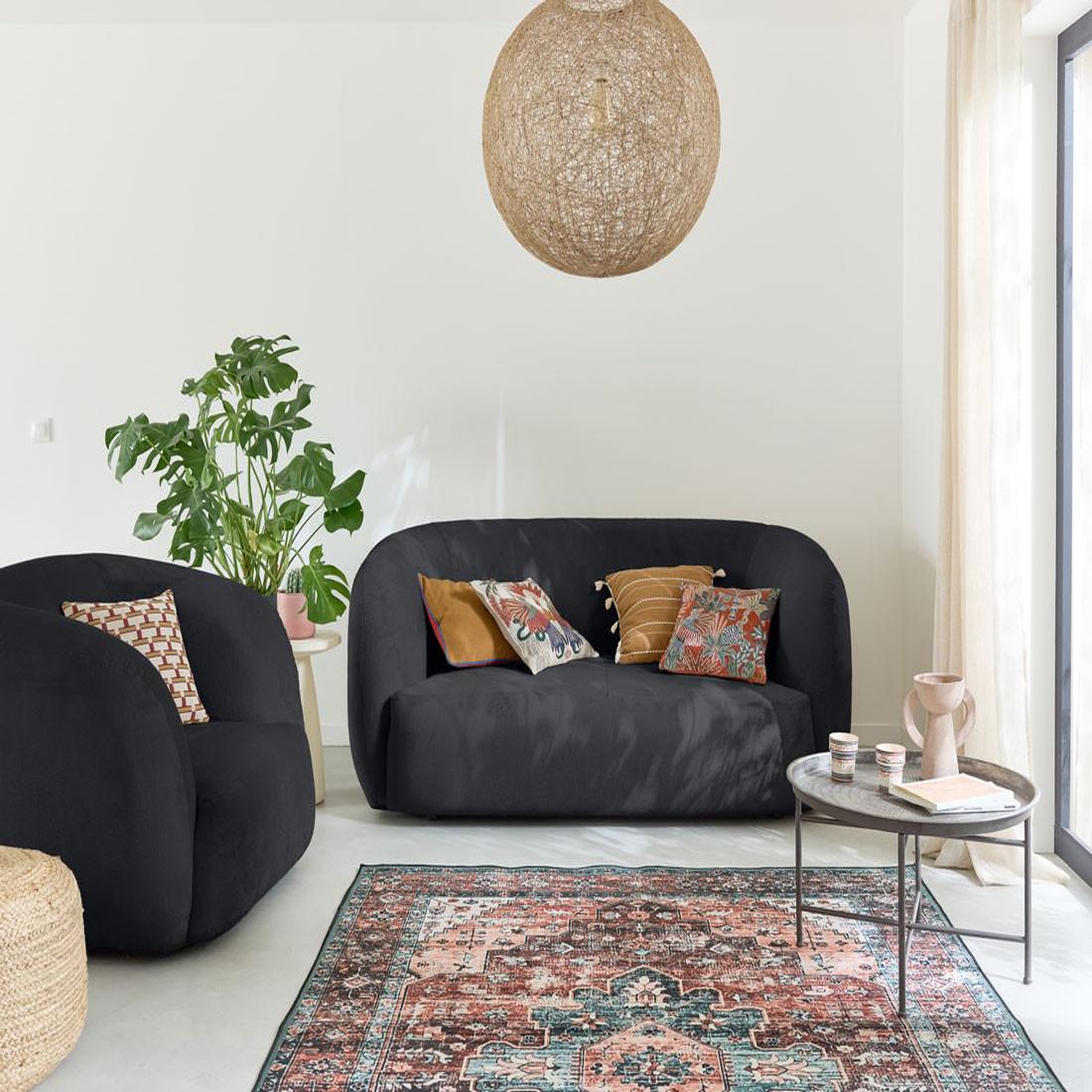 Voir la diapositive 2 : LISA DESIGN Ernee - fauteuil cocon - en velours