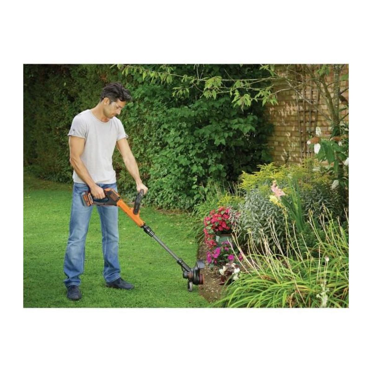 Black et Decker BLACK + DECKER Coupe-Bordures 30 cm sans fil LITHIUM 18V POWERCOMMANDTM- 4Ah - 1 batterie - 1 bobine de 10m fil 1,6mm - 1 charge