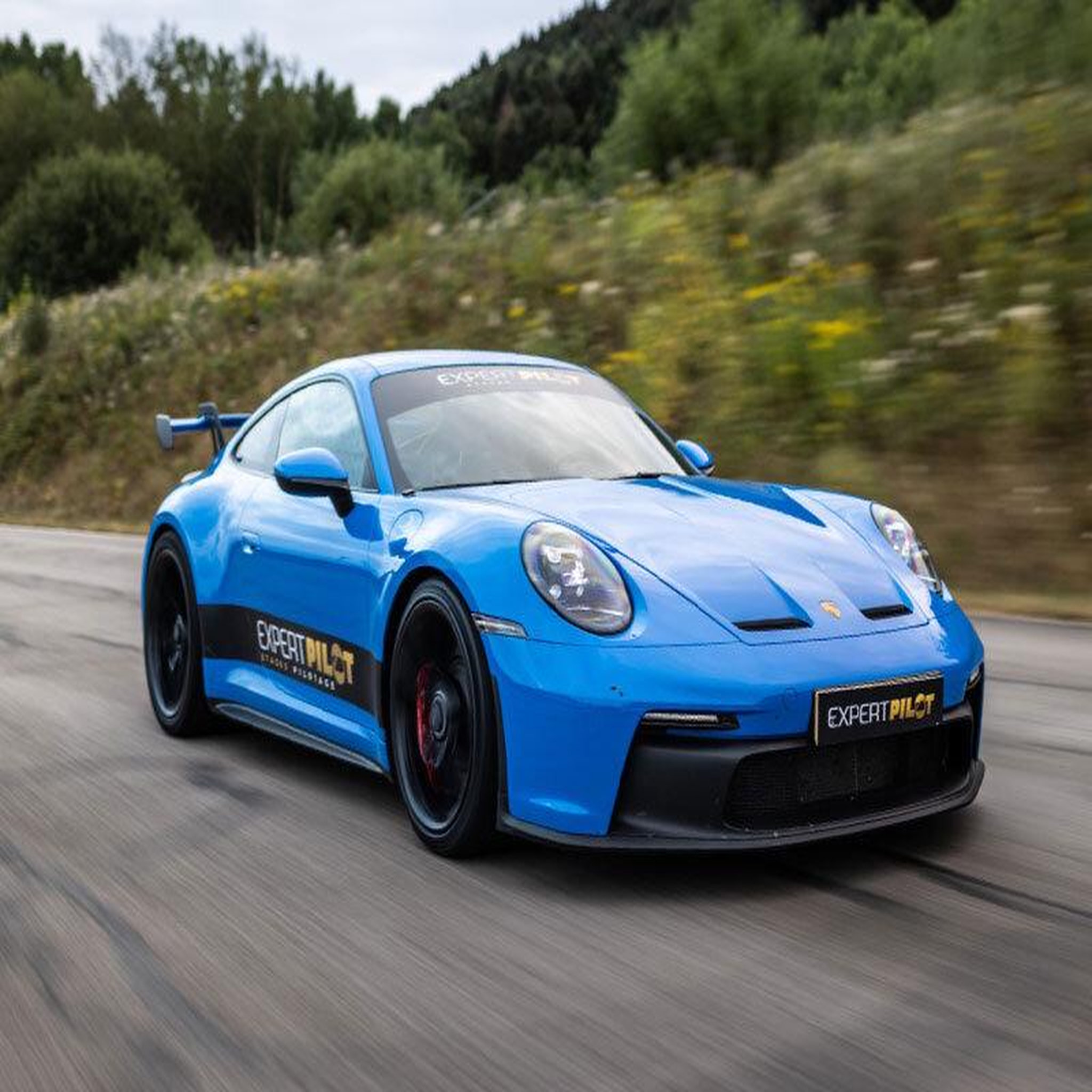 Voir la diapositive 3 : Smartbox Stage de pilotage : 5 tours sur le circuit de Chambley en Ferrari 488 GTB, Lamborghini Huracán ou Porsche 911 GT3 - Coffret Cadeau Sport & Aventure