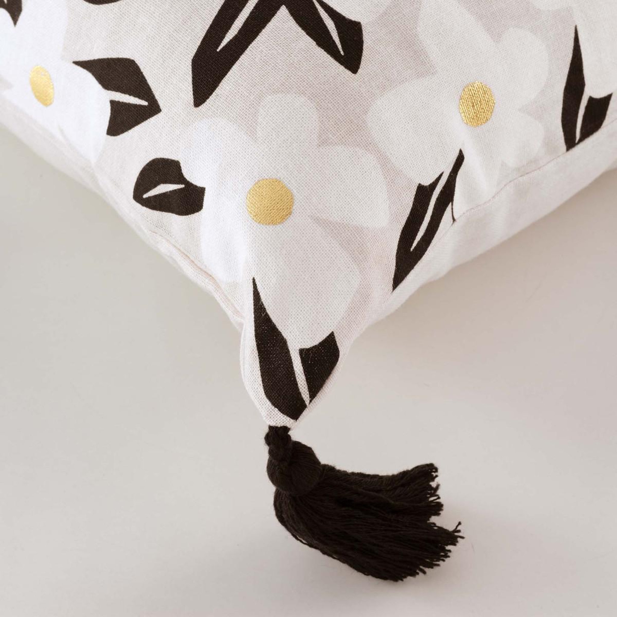 Voir la diapositive 3 : Douceur d'Intérieur Coussin Déco Pompons  Darcy  45x45cm Naturel