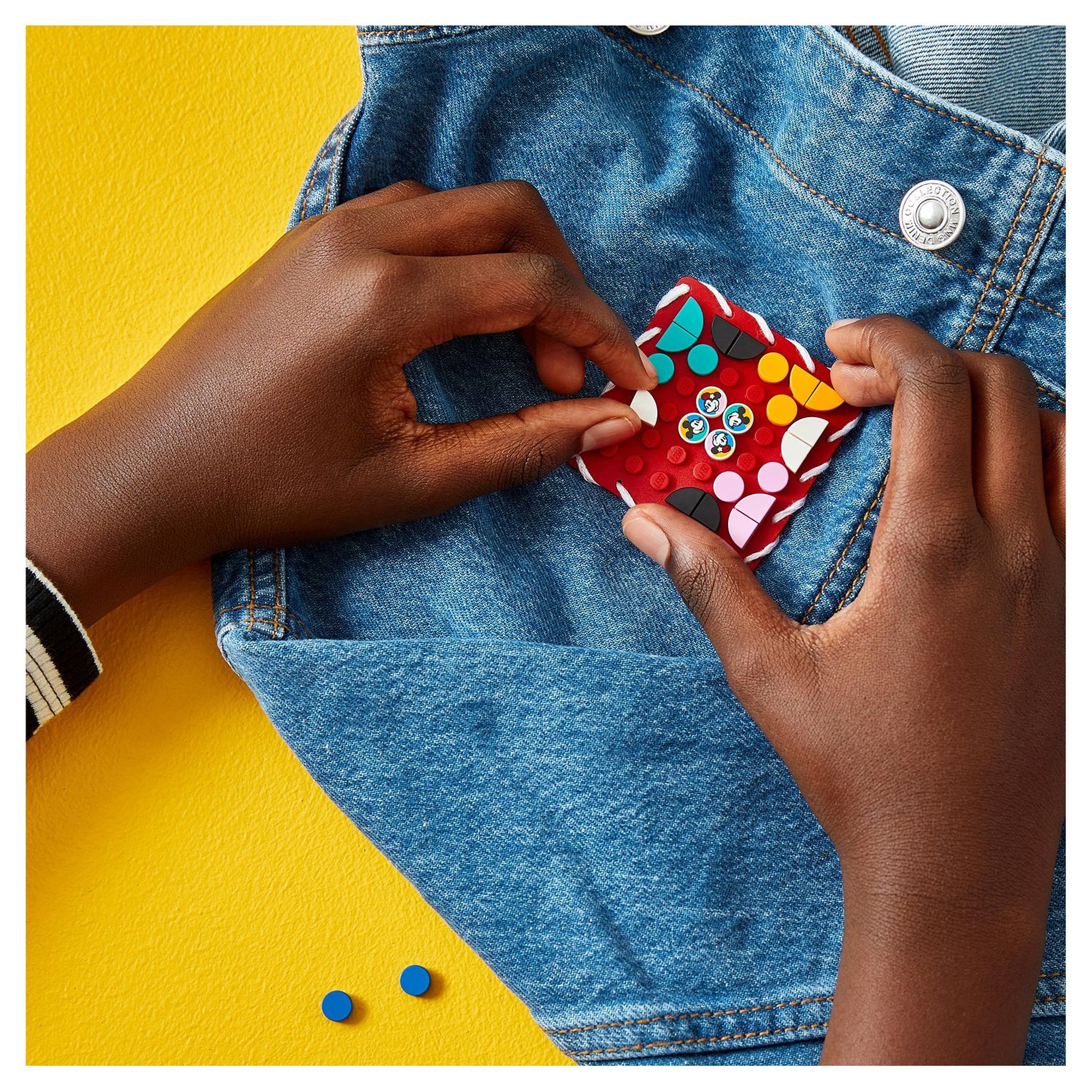 Voir la diapositive 6 : LEGO Dots 41963 Plaque à Coudre Mickey Mouse et Minnie Mouse, Kit de Création de Bijoux Personnalisés, Fabrique à Badge, Décoration Vêtements, Sacs à Dos