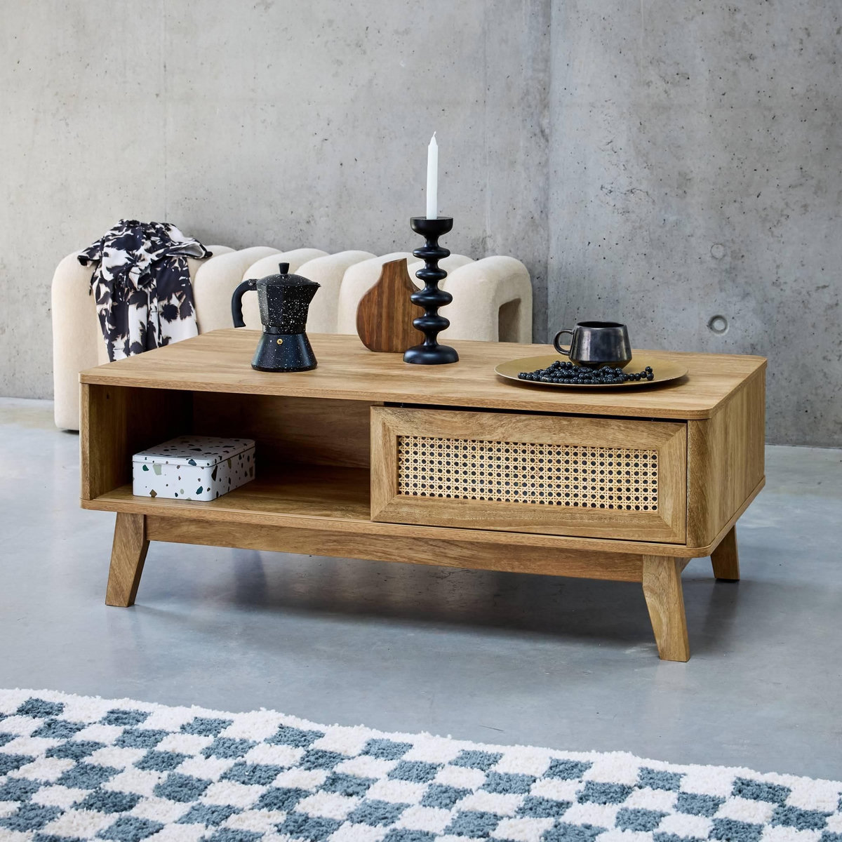 SWEEEK Table basse avec 2 niches. 1 porte coulissante. effet bois et cannage. pieds eucalyptus