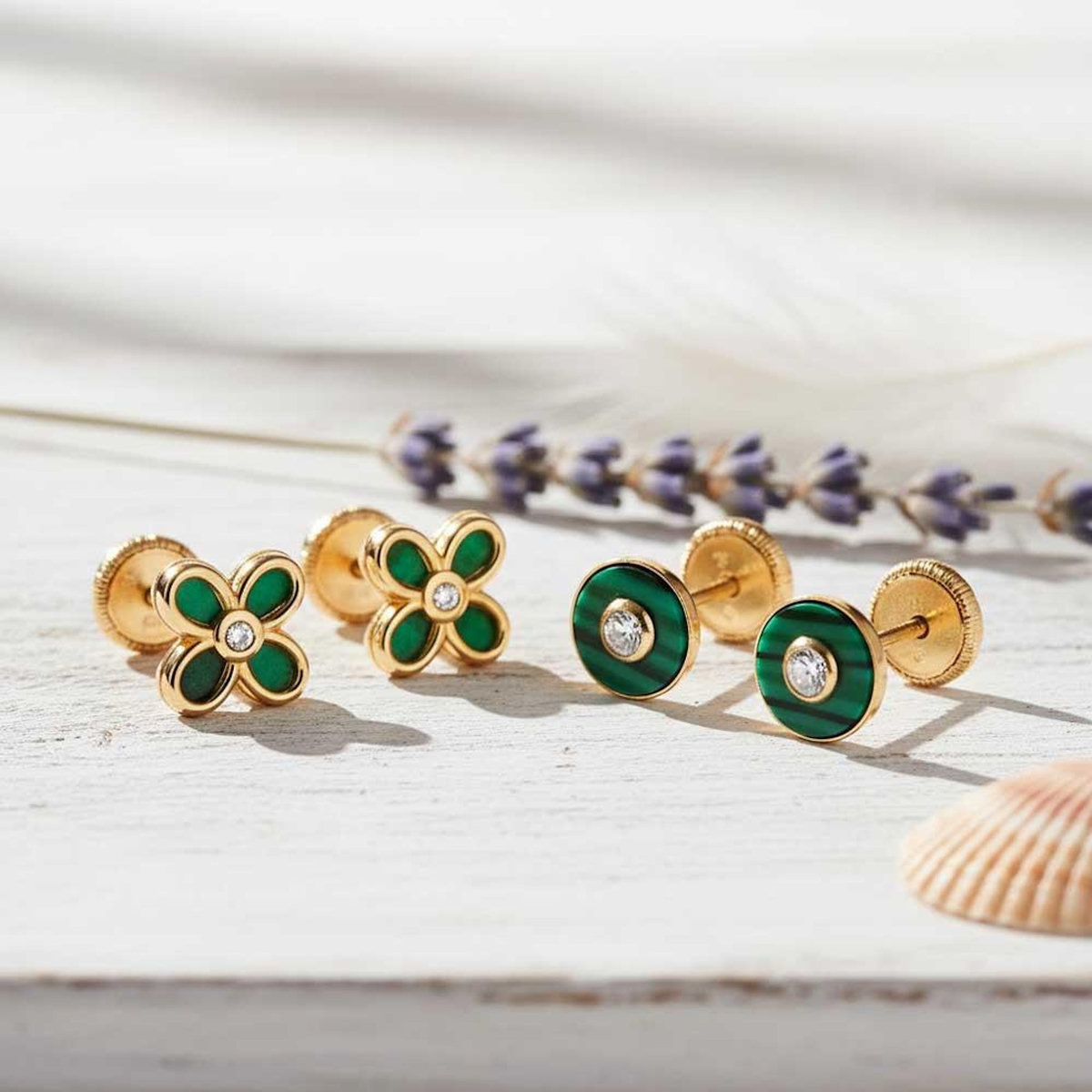 L'ATELIER D'AZUR Boucles d'Oreilles Or 18 Carats 750 Jaune - Malachite et Zirconiums - Motif Trèfle
