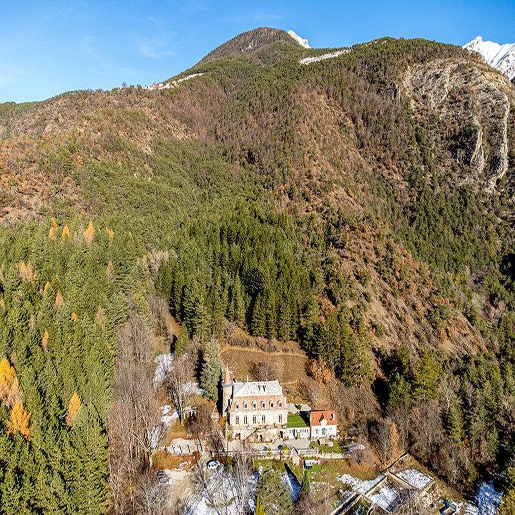 Voir la diapositive 2 : Smartbox Séjour relaxant de 2 jours en château avec accès au spa près de gap - coffret cadeau séjour