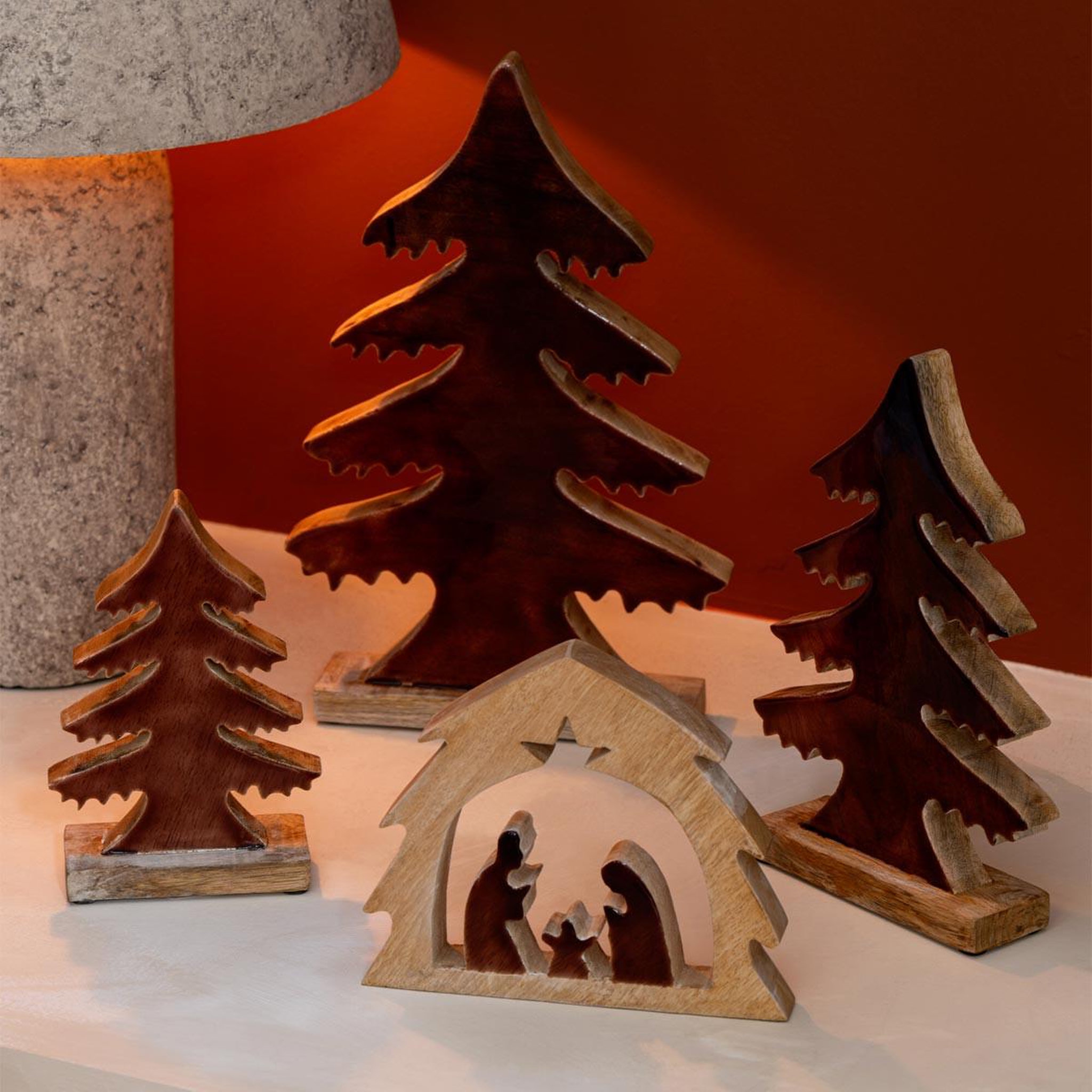 Voir la diapositive 3 : J-LINE Crèche sapin en bois  ajourée  27cm marron & naturel