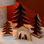 Voir la diapositive 3 : Paris Prix Crèche Sapin en Bois  Ajourée  27cm Marron & Naturel