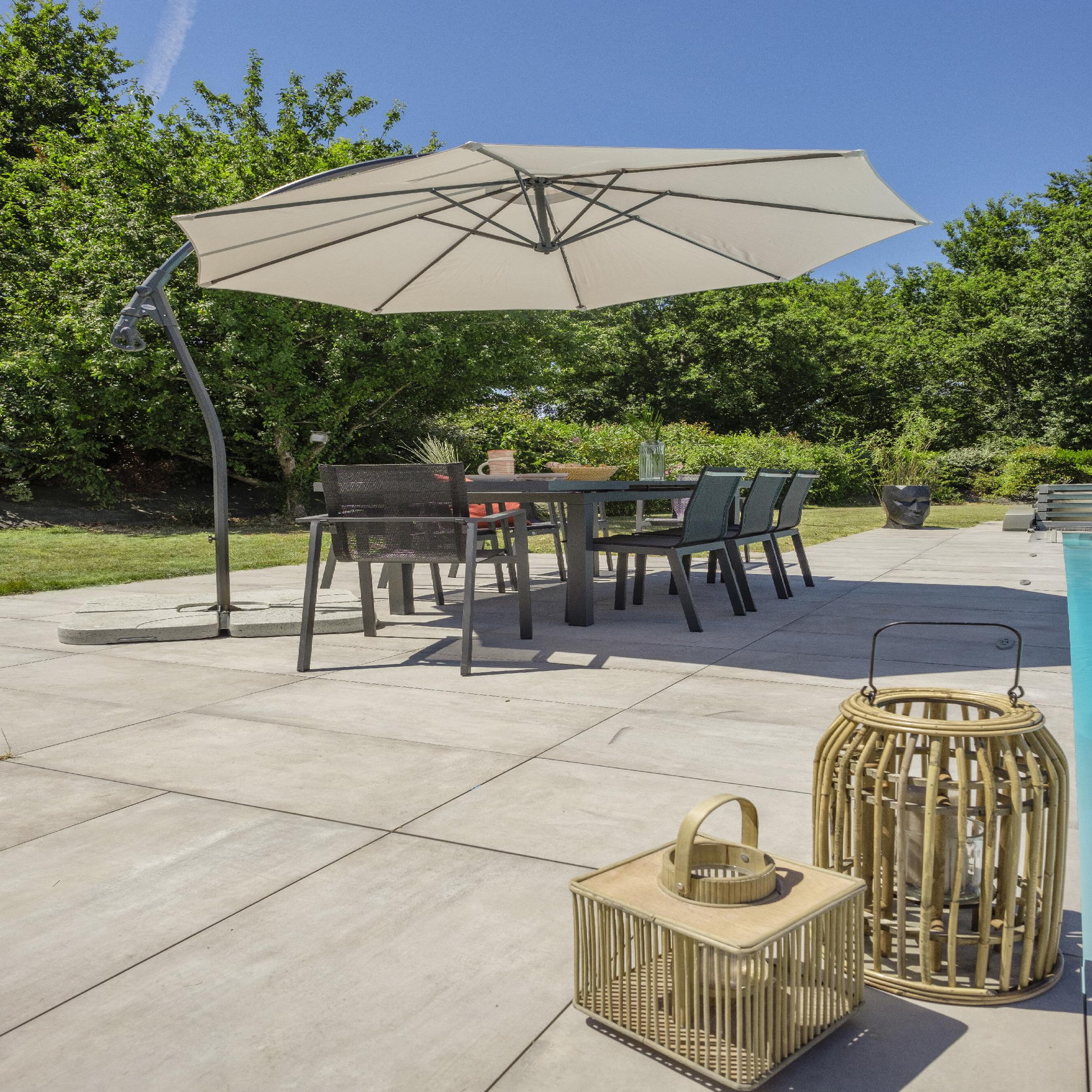 Voir la diapositive 2 : DCB GARDEN Parasol avec pied excentré en acier et toile