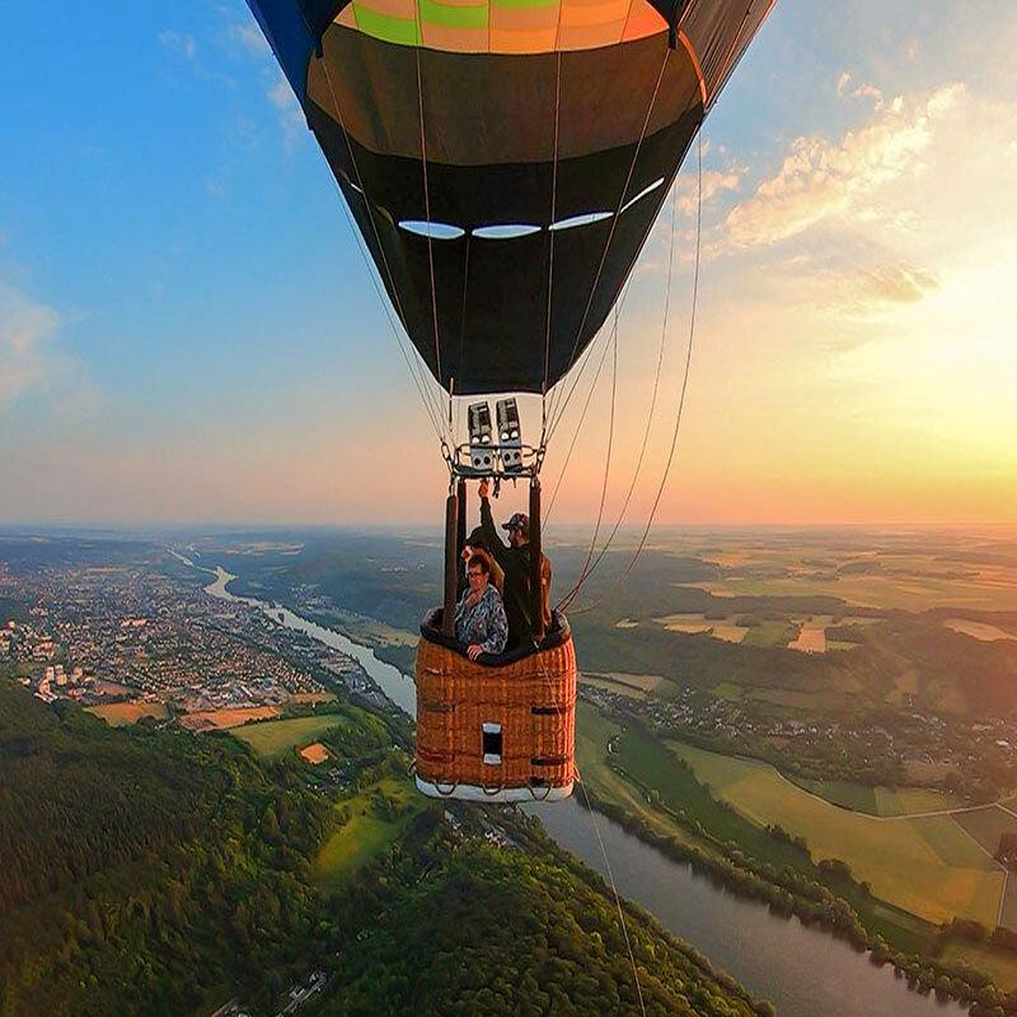 Voir la diapositive 6 : Smartbox Vol en montgolfière pour 2 personnes à giverny le matin en semaine - coffret cadeau sport & aventure
