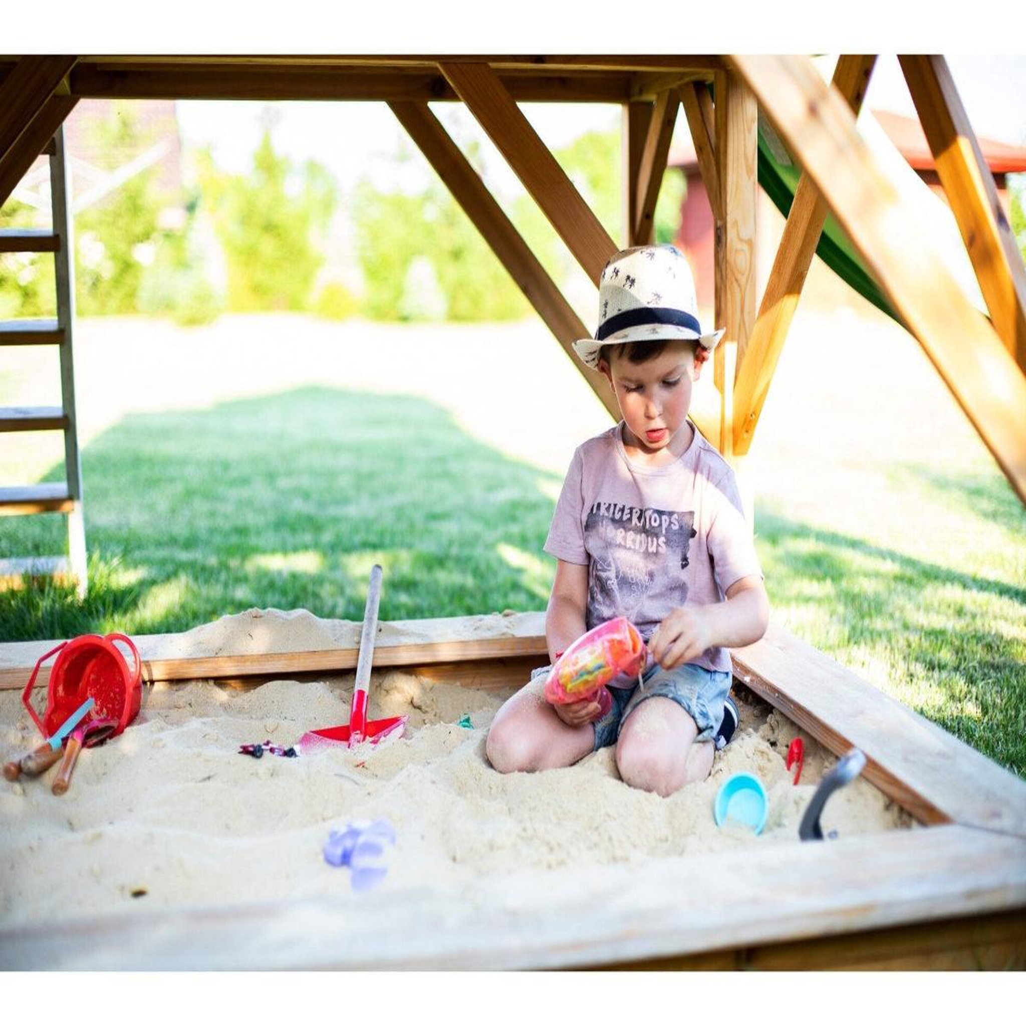 Voir la diapositive 4 : EXIT TOYS Maisonnette en bois pour enfants loft 500 rouge - exit toys