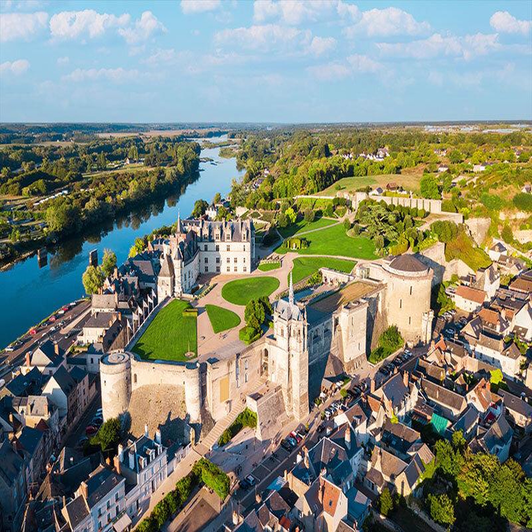 Voir la diapositive 3 : Smartbox Vol en hélicoptère de 25 min au-dessus du château de chenonceau - coffret cadeau sport & aventure