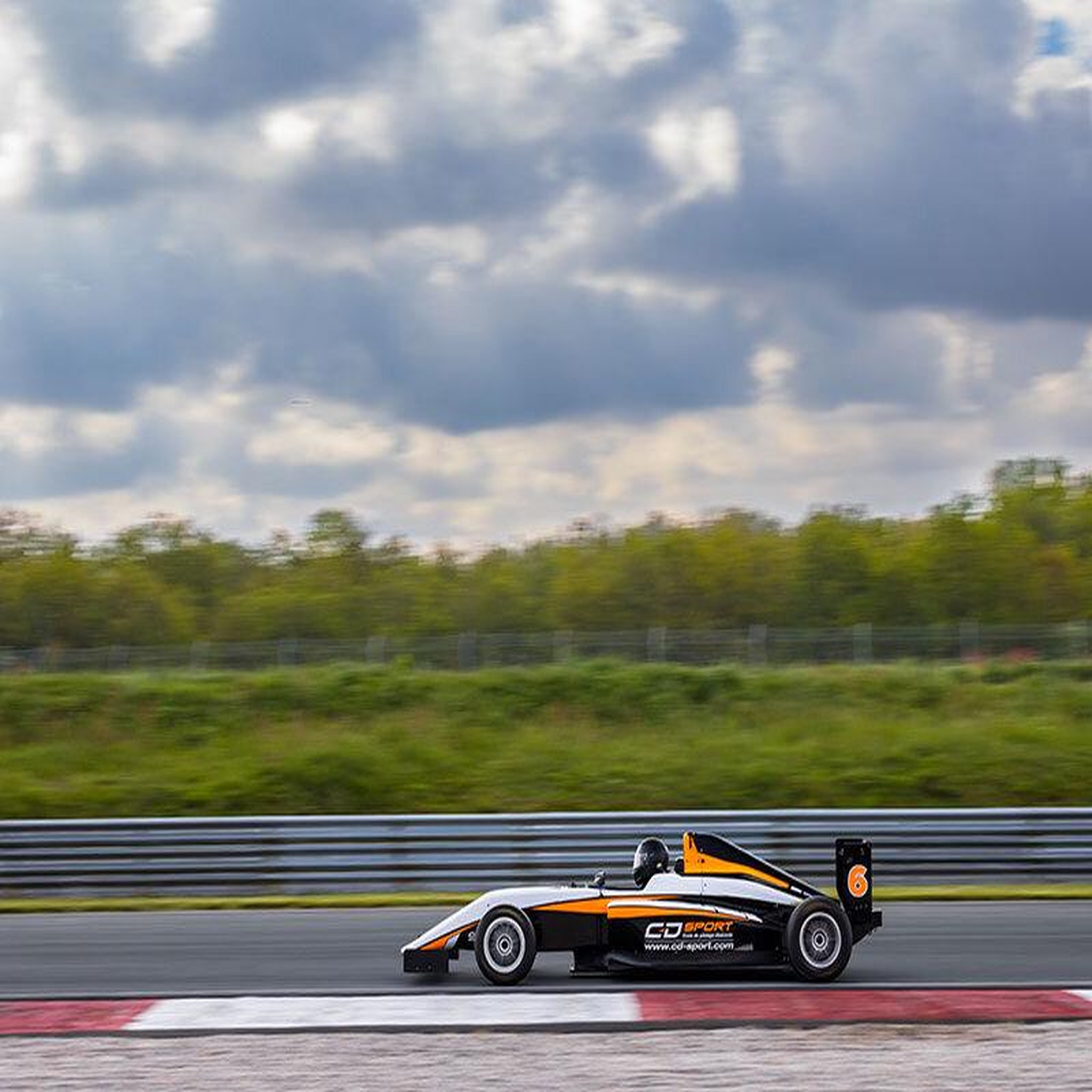 Voir la diapositive 6 : Smartbox Stage de pilotage monoplace : 6 tours sur le circuit de Nogaro en Formule 4 Tatuus - Coffret Cadeau Sport & Aventure
