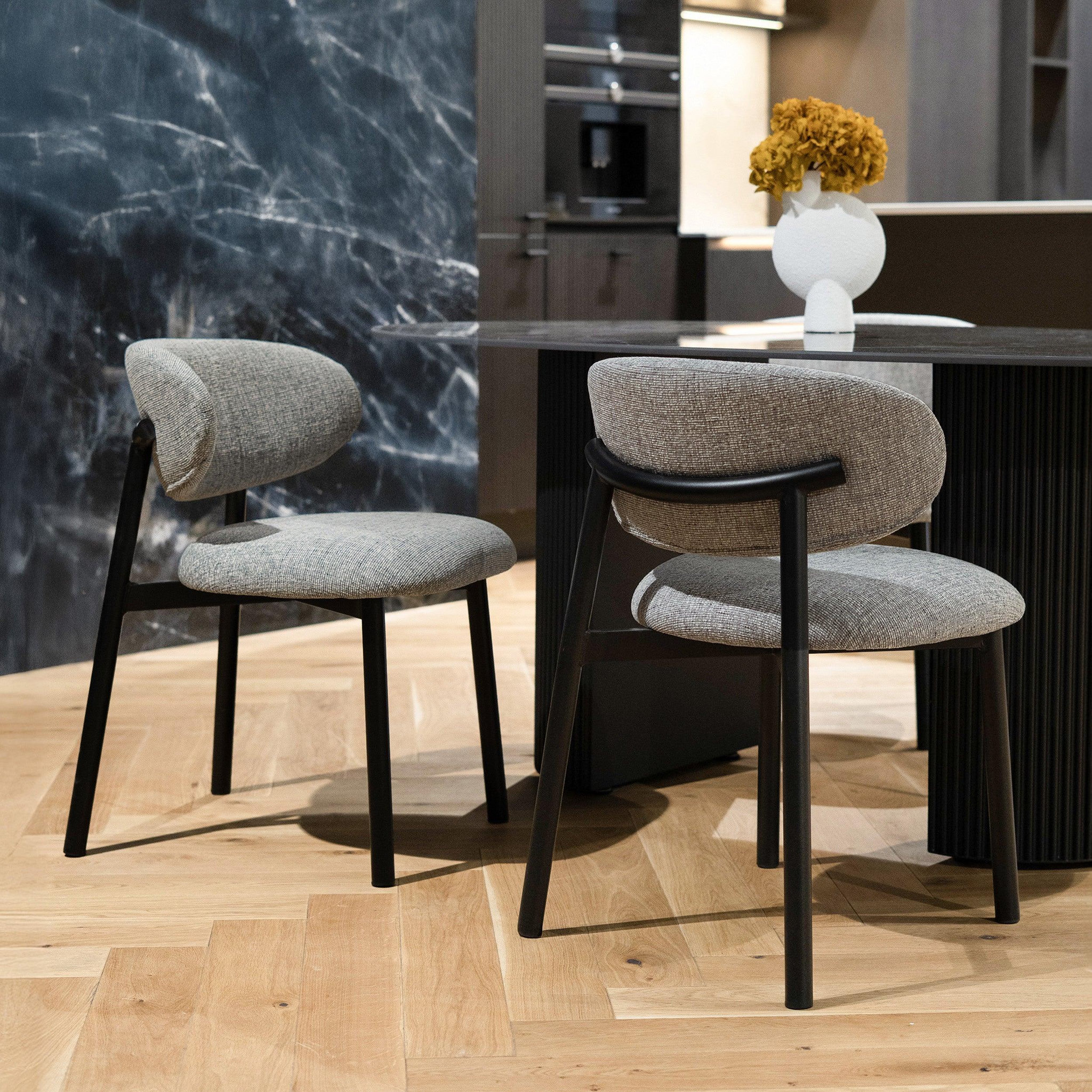 Voir la diapositive 2 : MAISON PAVANE Lot de 2 chaises en tissu gris foncé chiné et pieds en métal noir-nao