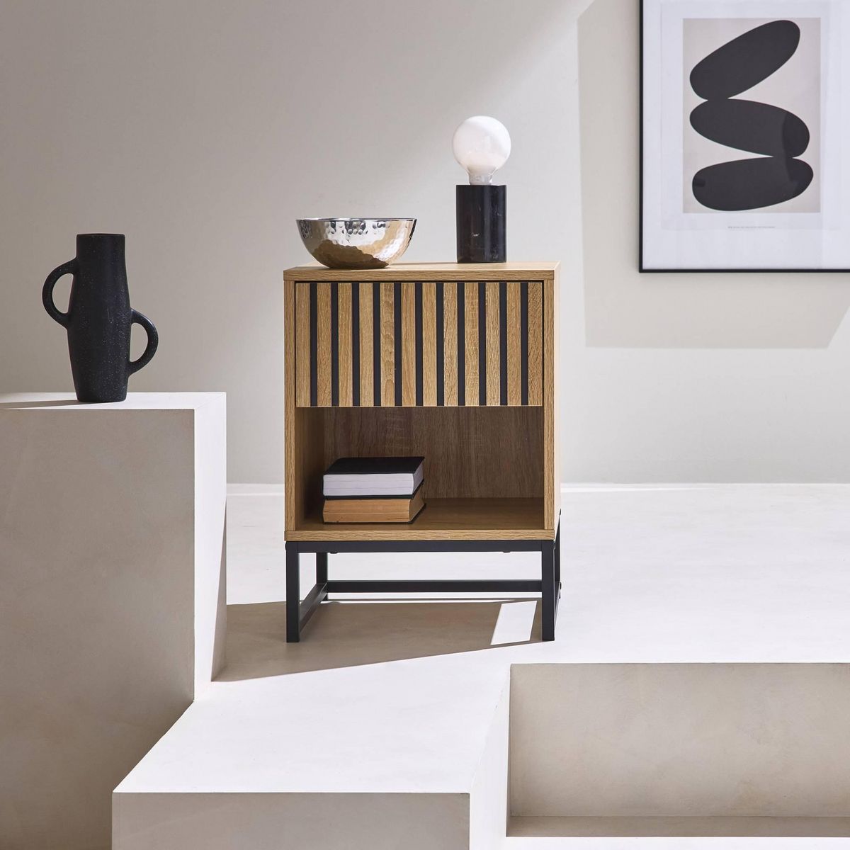 SWEEEK Table de chevet style contemporain avec 1 tiroir effet bois rainuré (système d'ouverture par pression) et 1 niche. piètement en métal noir