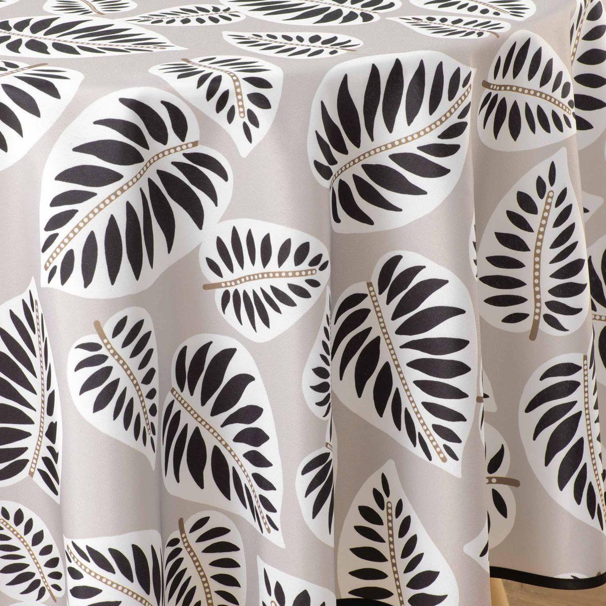 Voir la diapositive 2 : Douceur d'Intérieur Nappe antitache ronde imprimé  alma  180cm noir