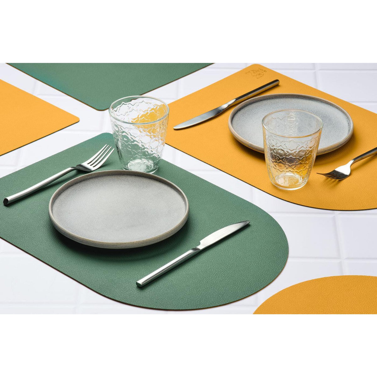 BJORN Set de table rectangovale réversible - 6 pièces - Cuir recyclé jaune moutarde et vert sapin