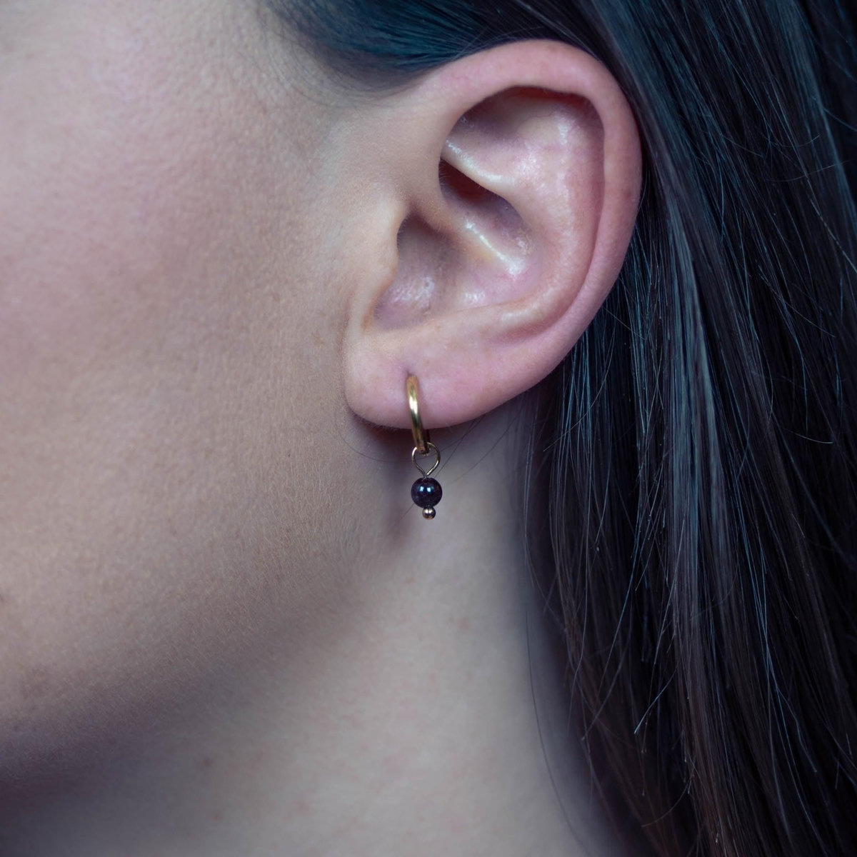 SLOYA Boucles d'oreilles créoles Serena en pierres Grenat