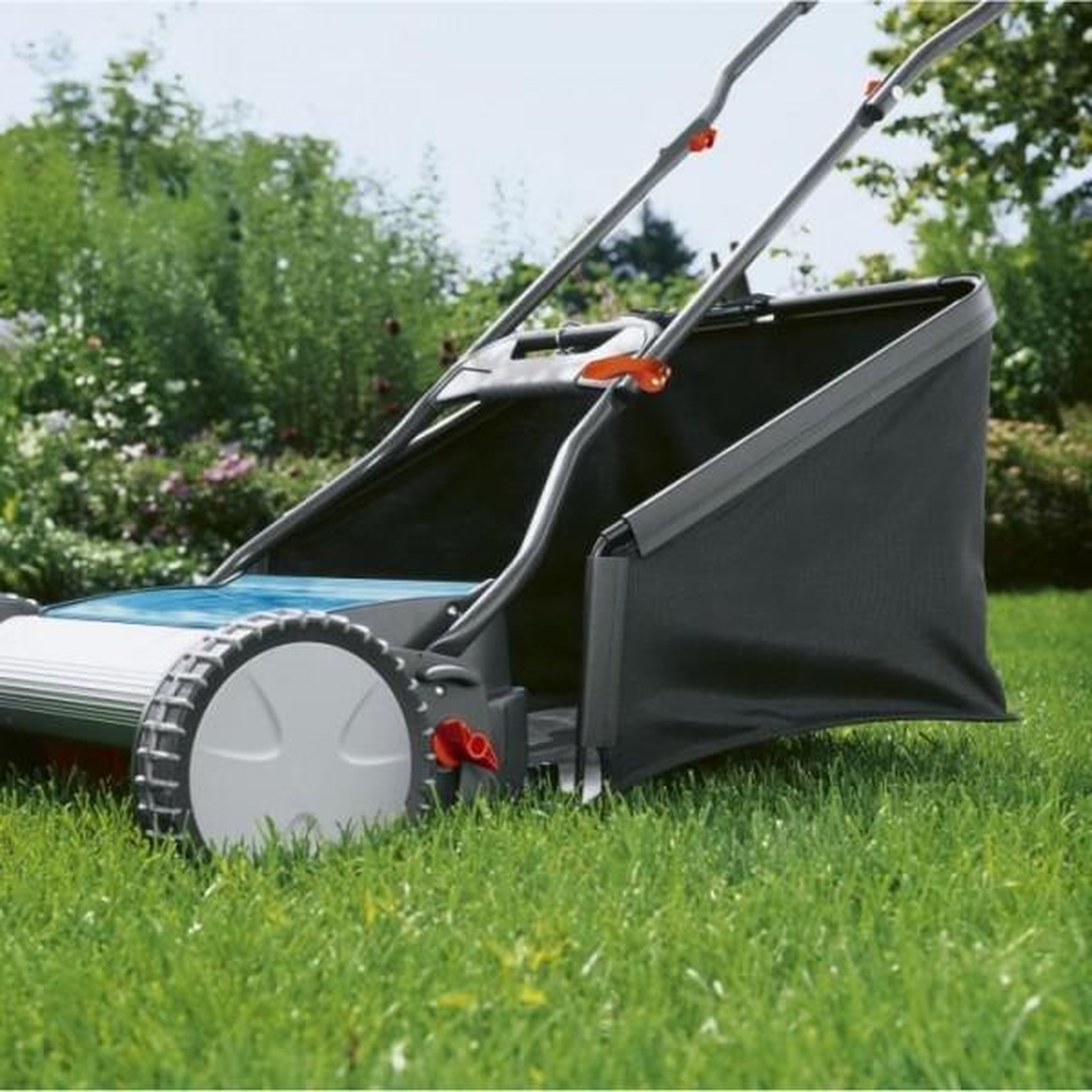 Voir la diapositive 5 : Gardena Tondeuse a Gazon   hélicoidale 330 Classic - GARDENA - Coupe sans friction - Guidon ergonomique - Surface tonte max 150m²