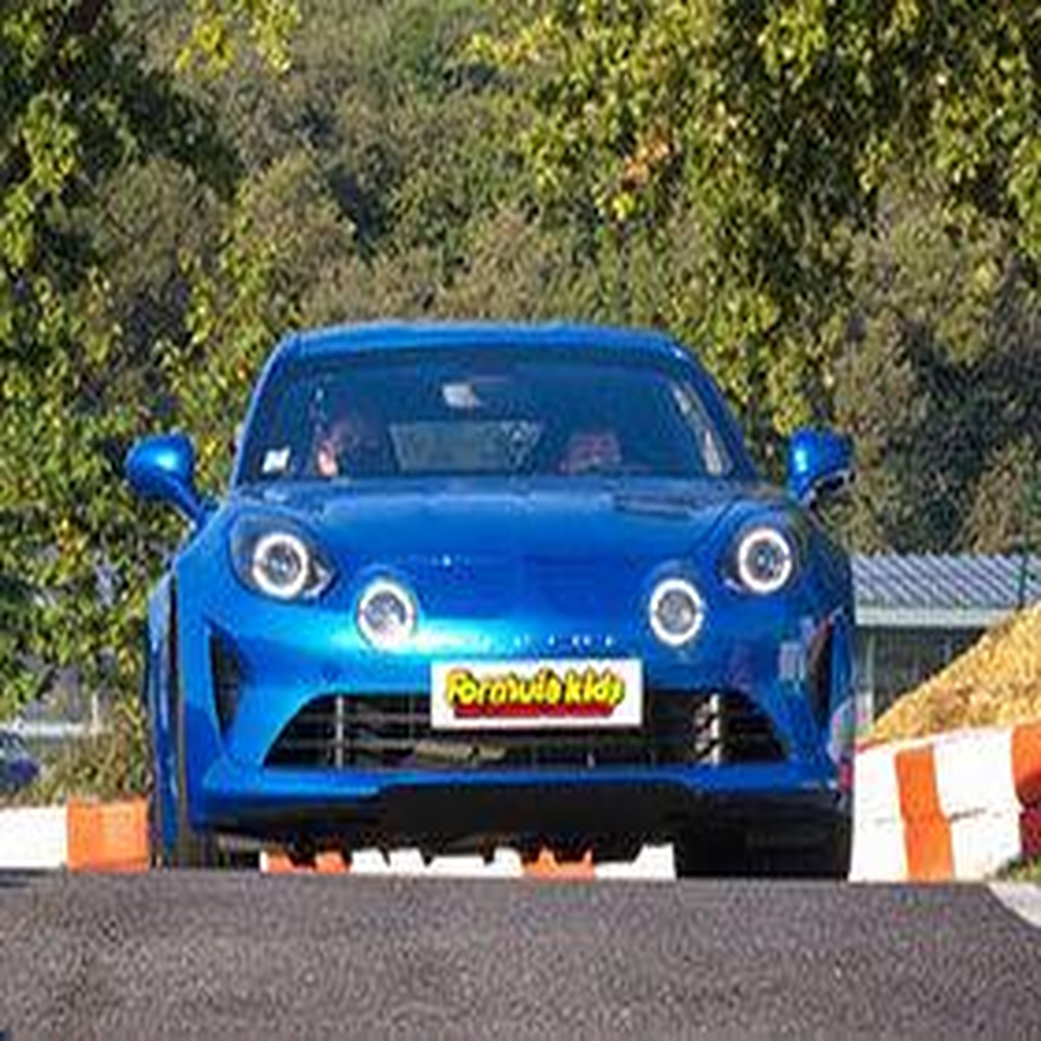 Voir la diapositive 4 : Smartbox Stage pilotage enfant : 3 tours de circuit au volant d'une Alpine A110 - Coffret Cadeau Sport & Aventure