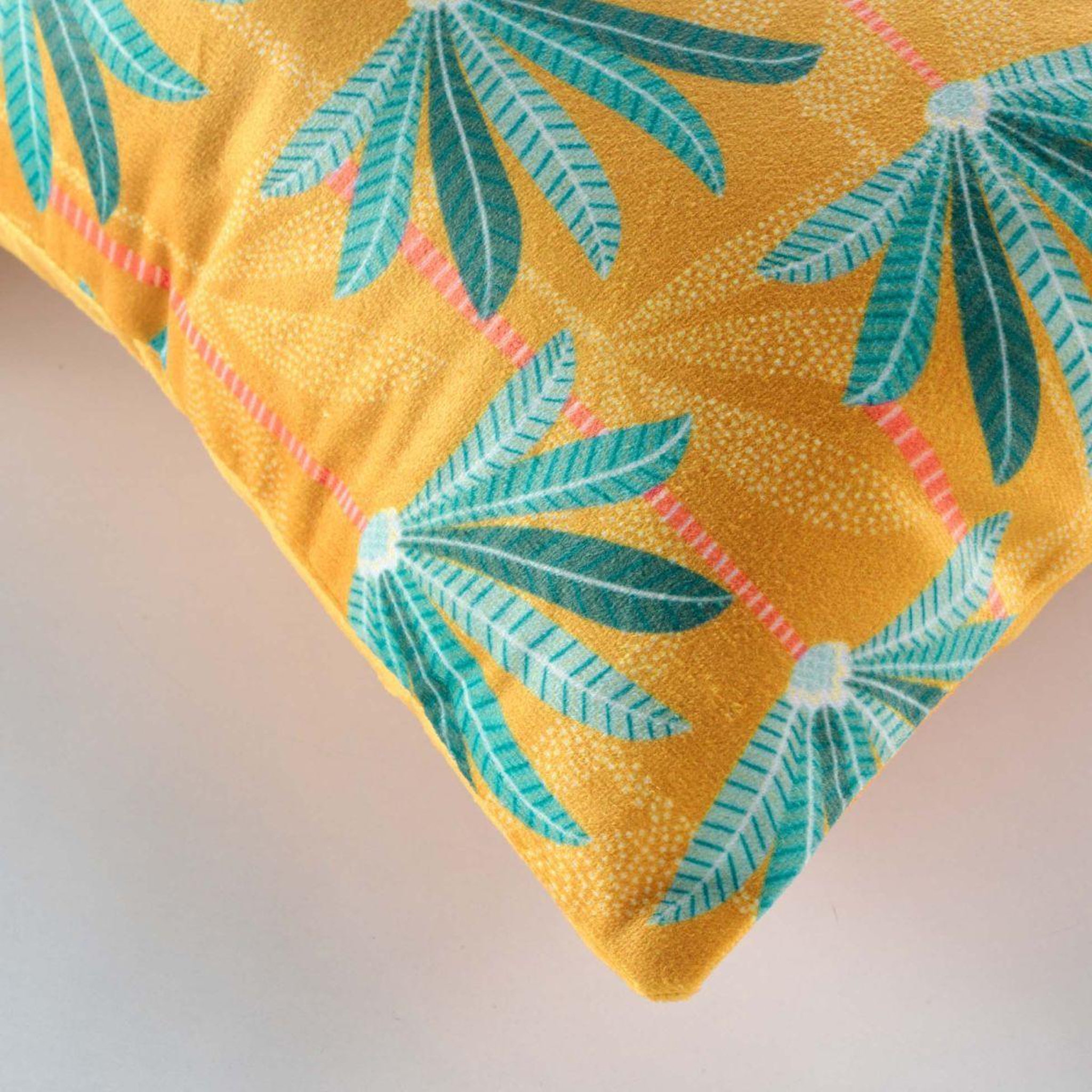 Voir la diapositive 3 : Douceur d'Intérieur Housse de coussin velours  oasis  40x40cm jaune