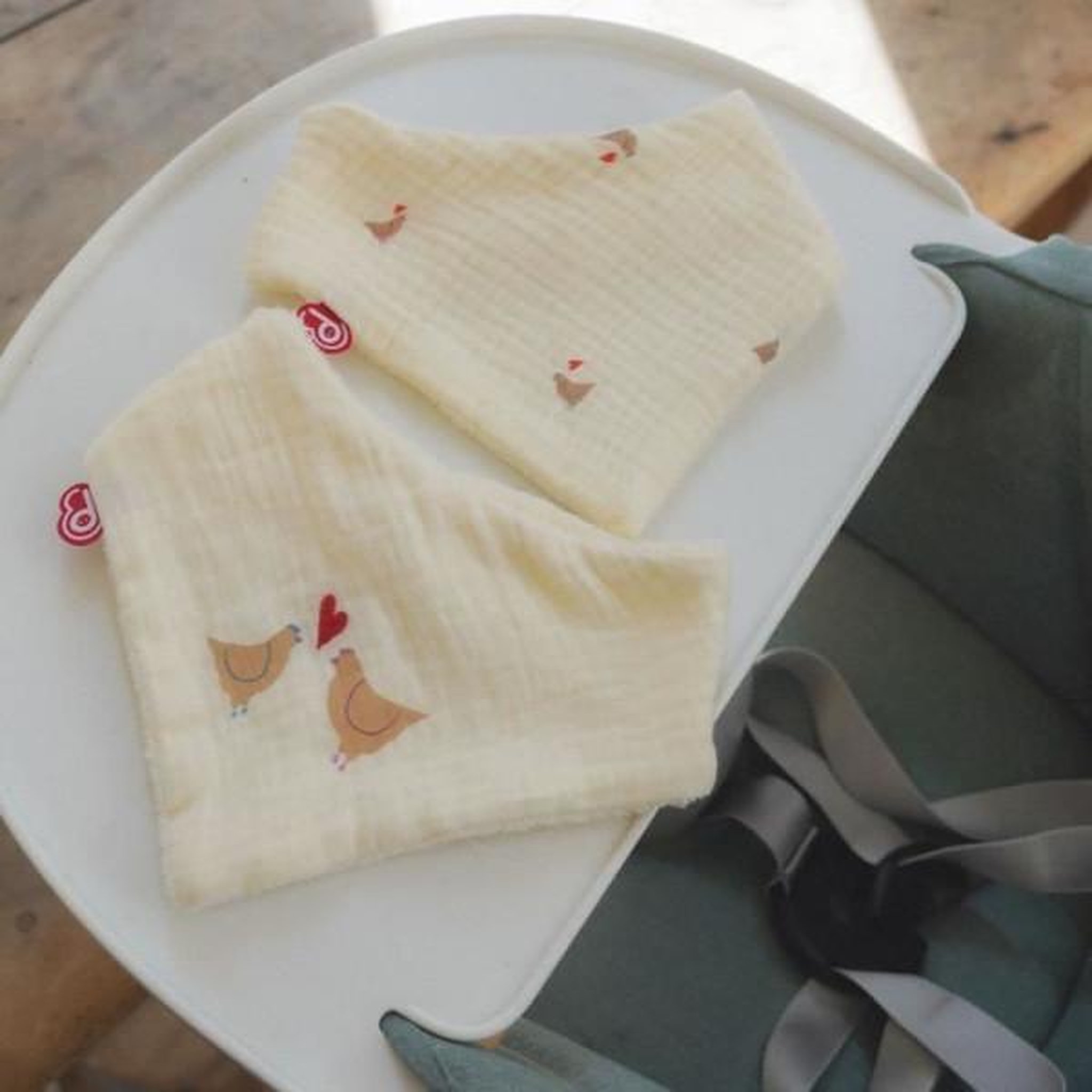 Voir la diapositive 2 : DOMIVA Lot de 2 bavoirs bandanas - domiva - maternity love - coton doux et absorbant - boutons-pression ajustables