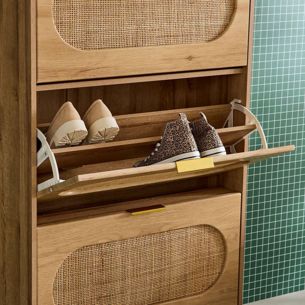 SWEEEK Meuble à chaussures décor bois et cannage 3 abattants. poignées en métal - L 75 x P 26 x H 131 cm - Eva