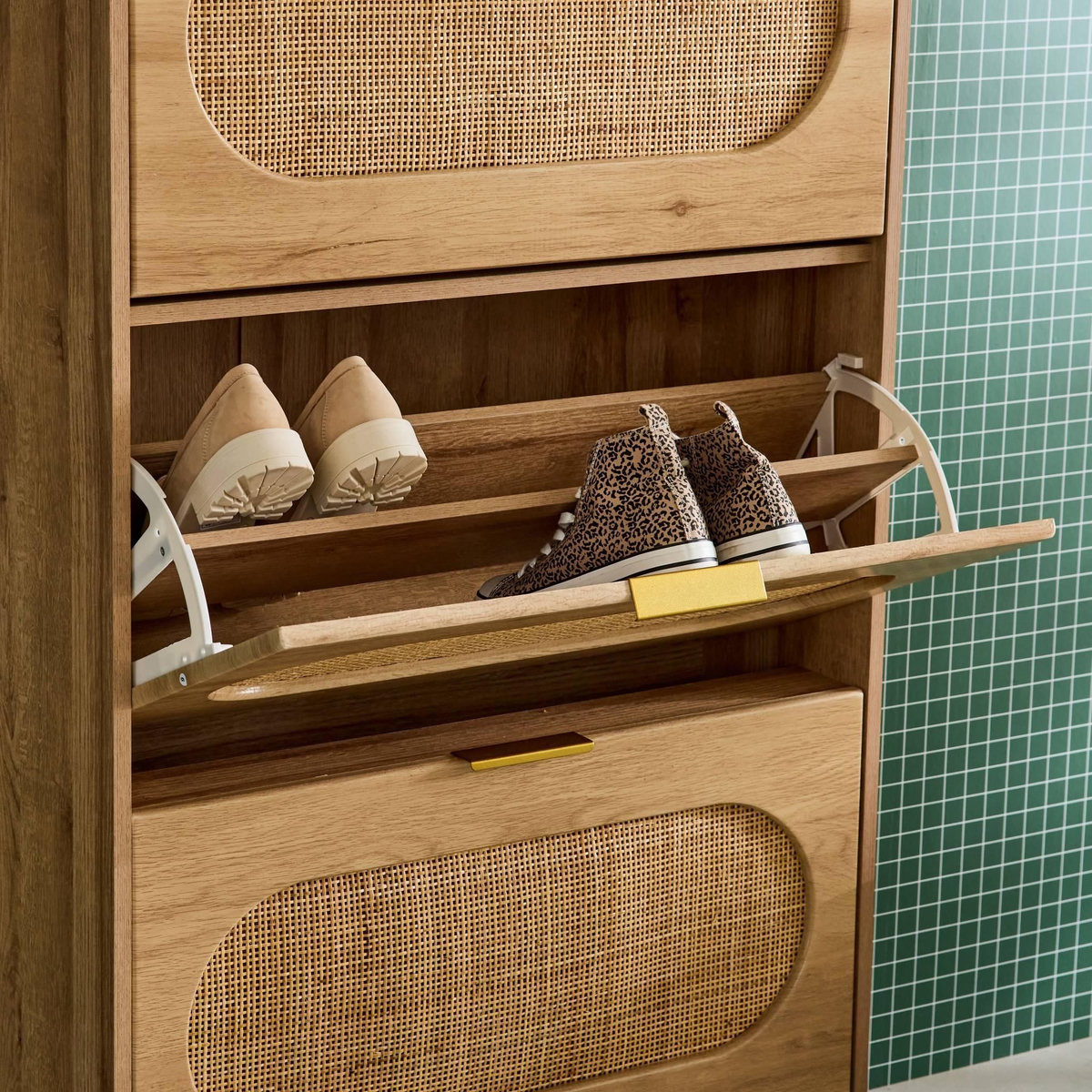 SWEEEK Meuble à chaussures décor bois et cannage 3 abattants. poignées en métal - L 75 x P 26 x H 131 cm - Eva