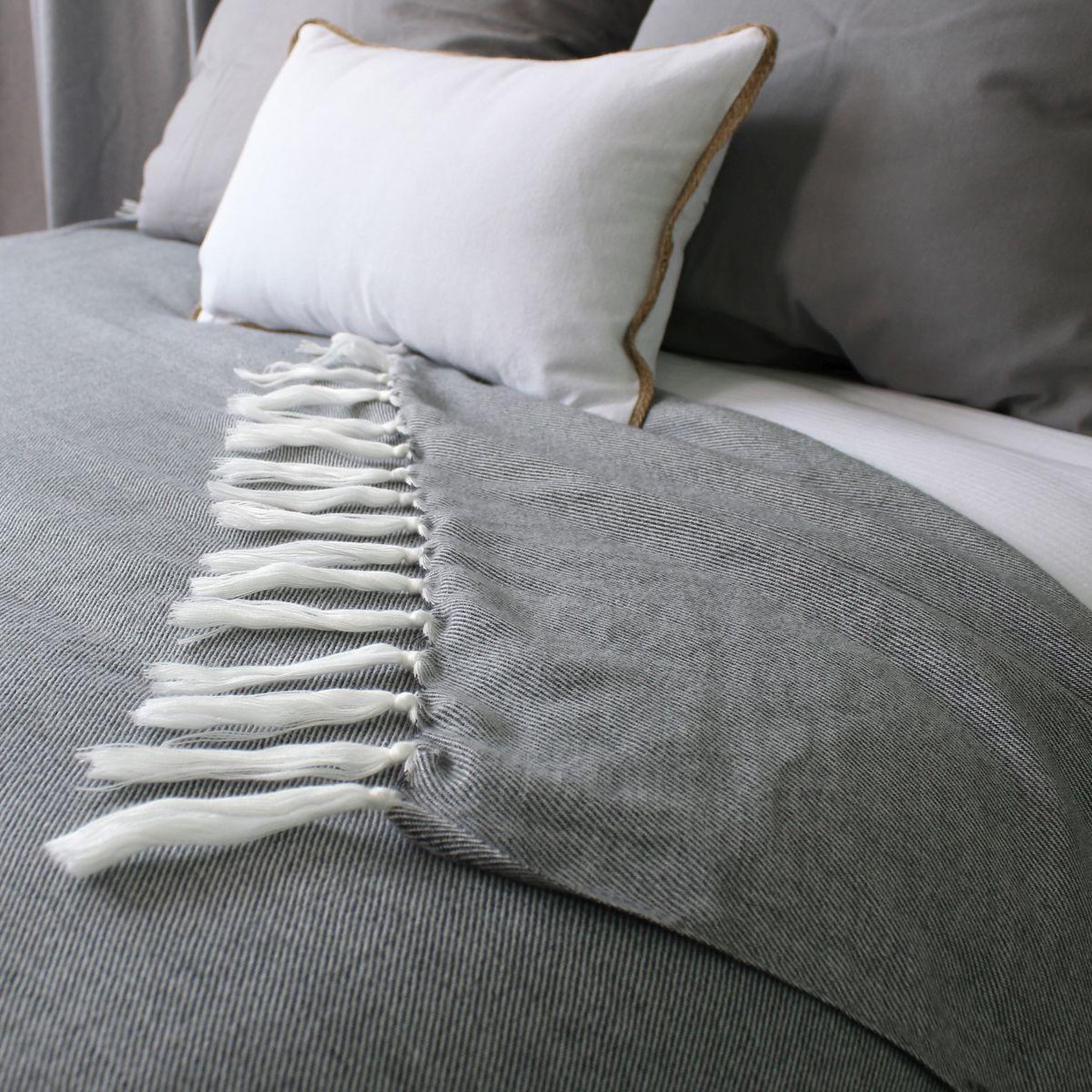 Voir la diapositive 2 : ENJOY HOME Plaid uni à franges xl  dobby  180x220cm gris foncé