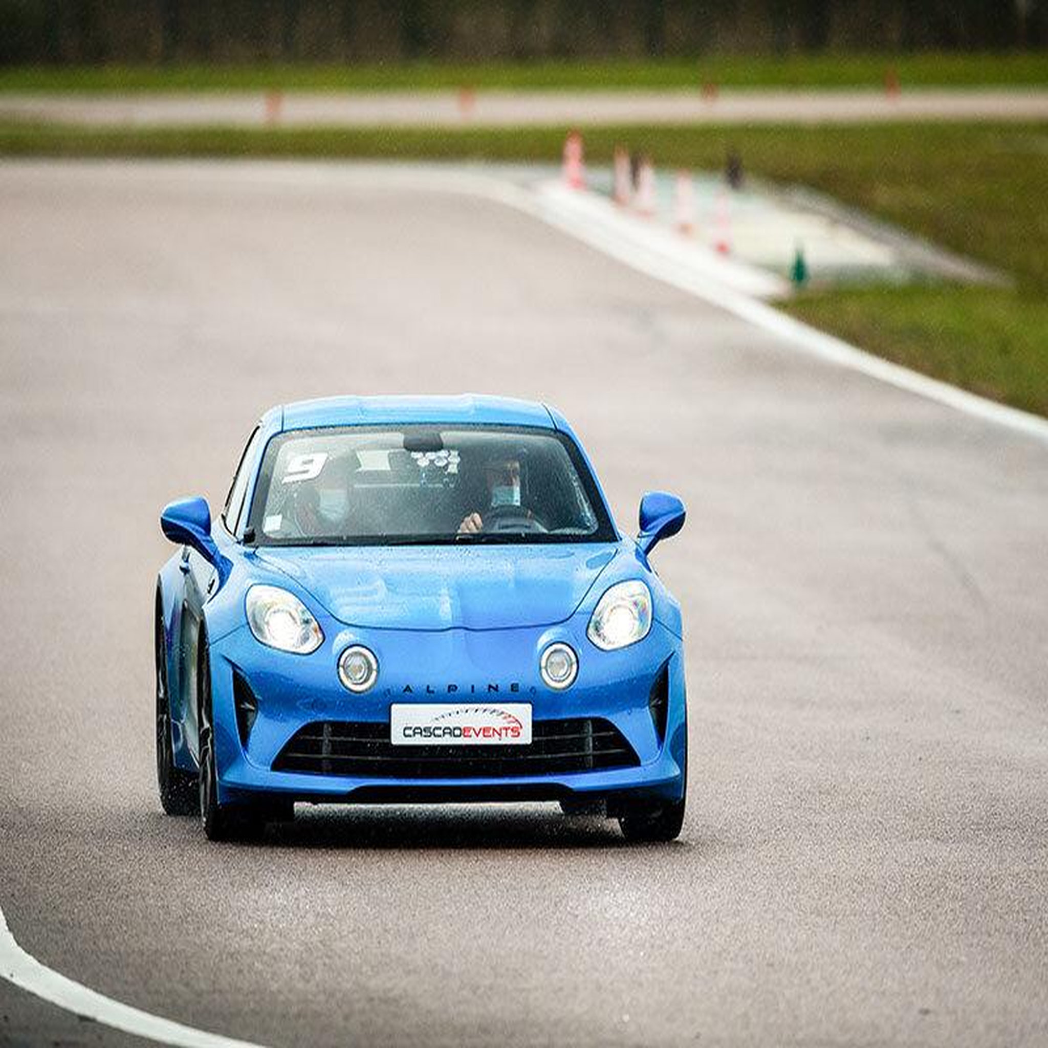 Voir la diapositive 3 : Smartbox Stage de pilotage : 2 tours au volant ou en passager en Alpine A110 R sur circuit - Coffret Cadeau Sport & Aventure