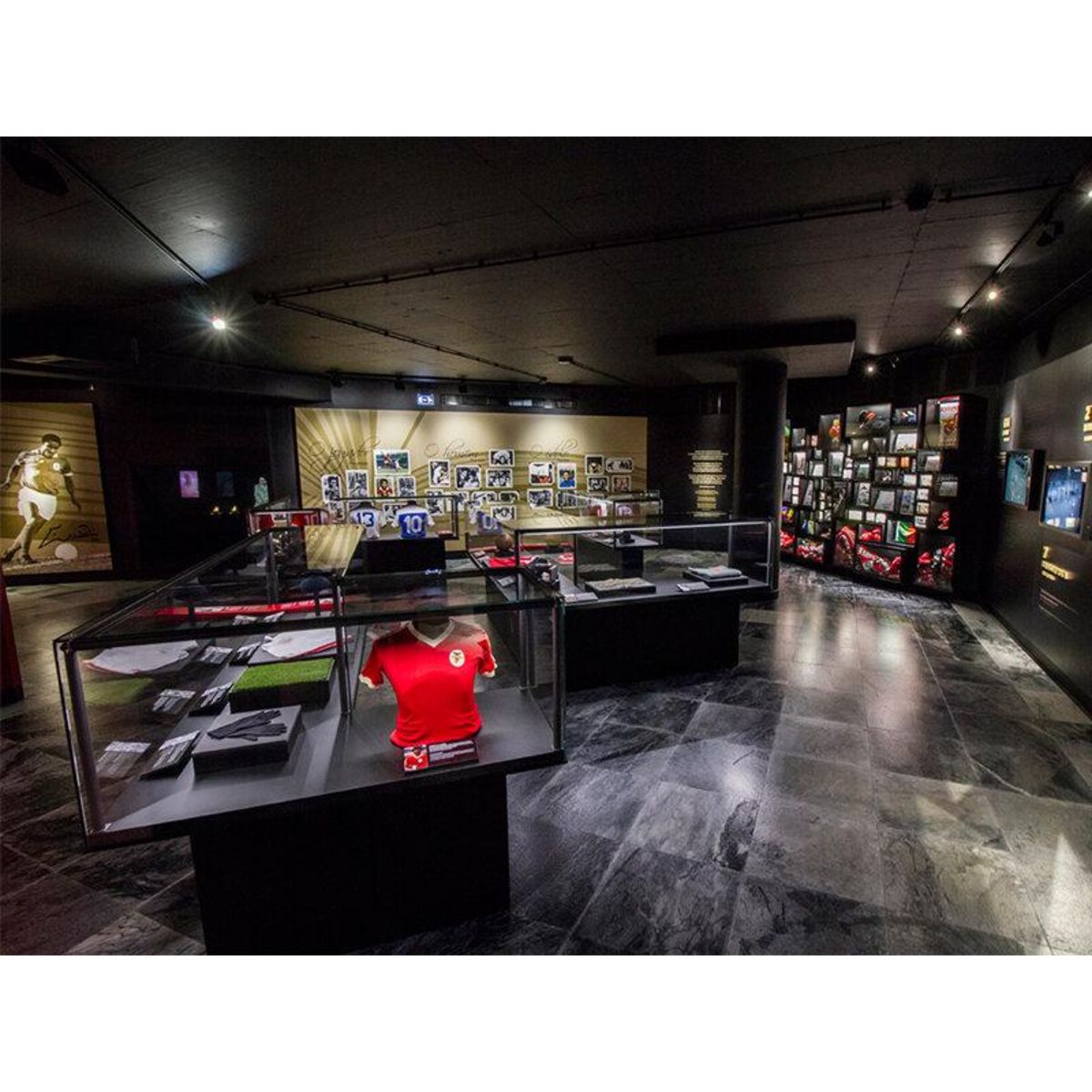 Smartbox Visite du stade de Luz et du musée Sport Lisboa e Benfica avec écharpe du club - Coffret Cadeau Sport & Aventure