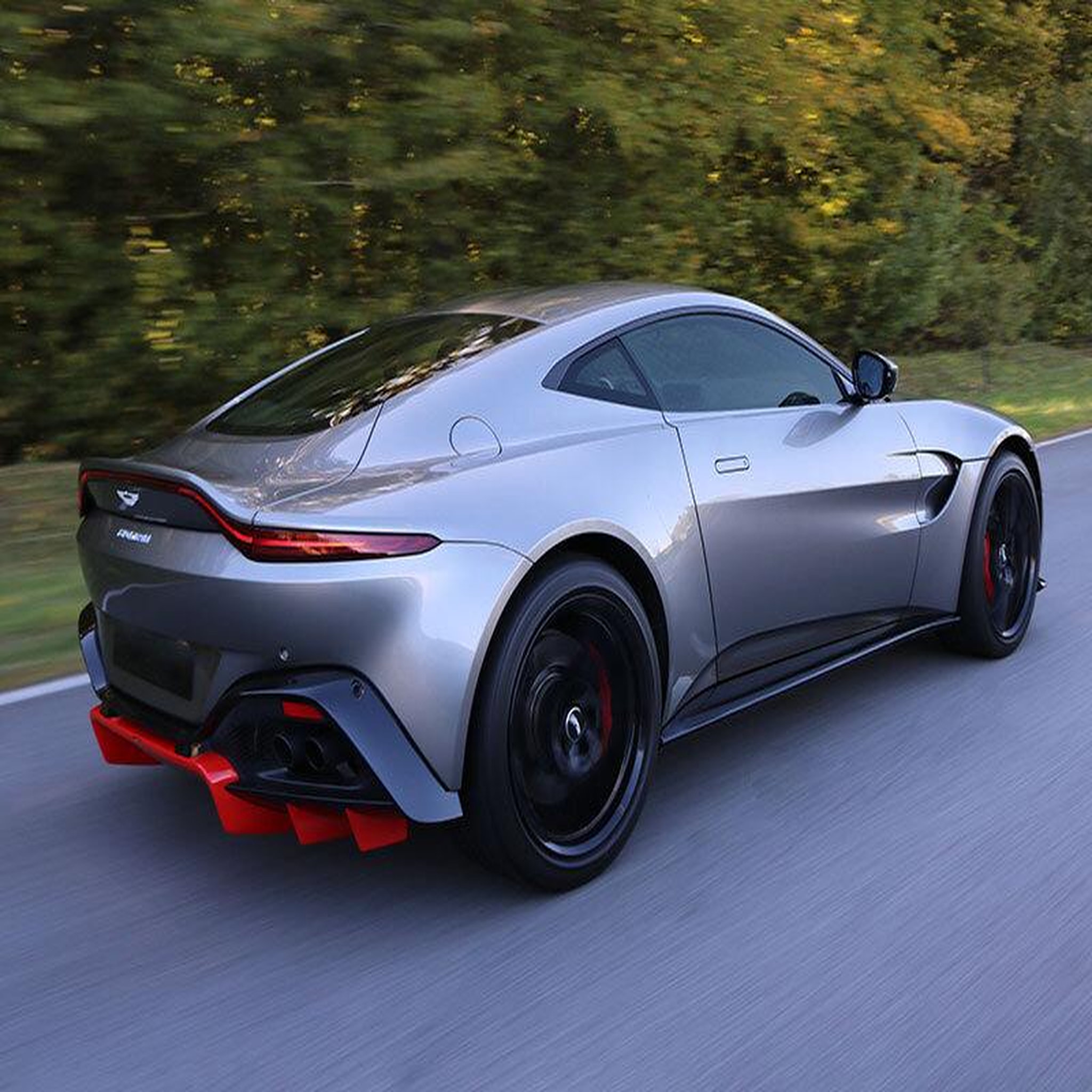 Voir la diapositive 4 : Smartbox Stage de pilotage : 4 tours sur le circuit de Lohéac en Aston Martin V8 Vantage - Coffret Cadeau Sport & Aventure