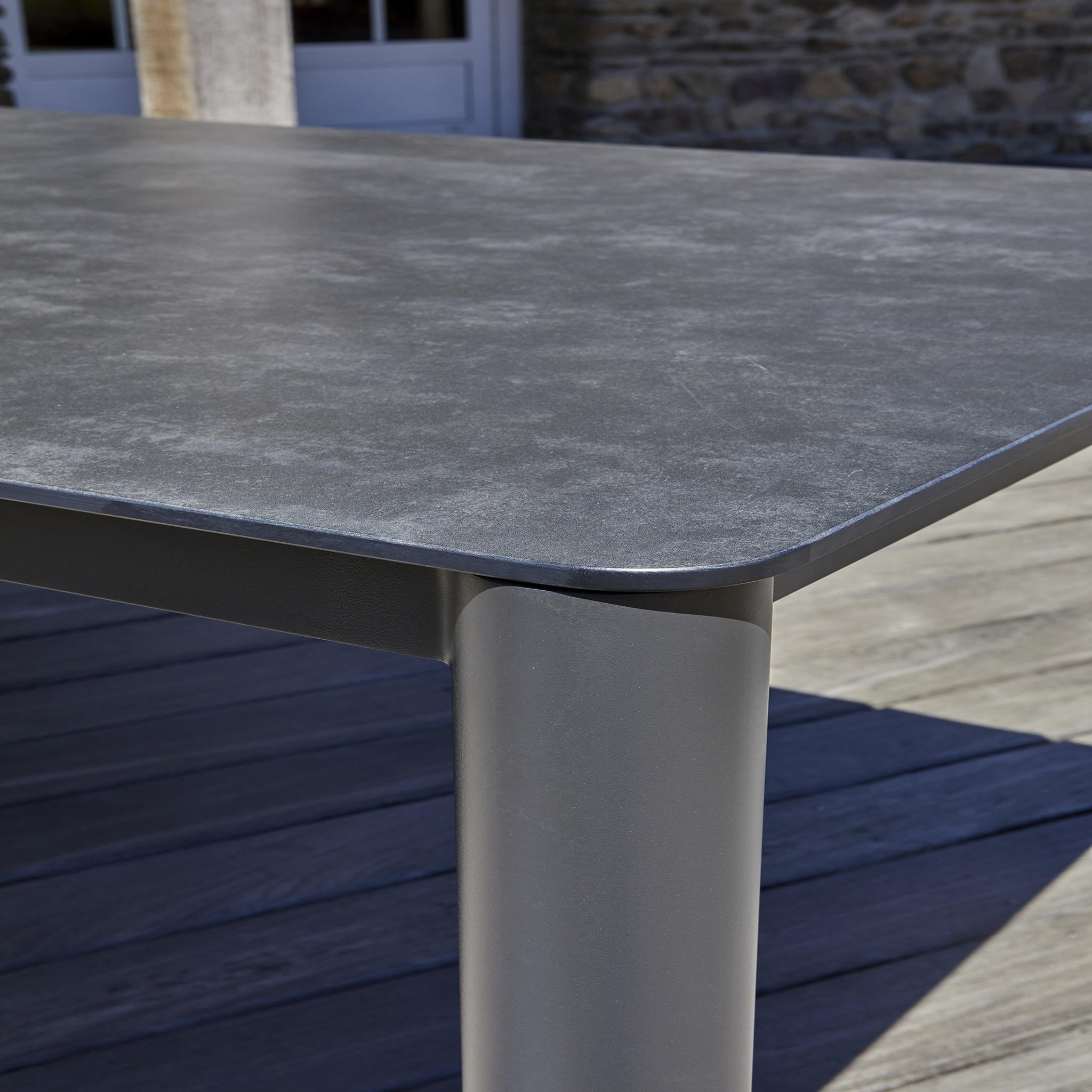 Voir la diapositive 5 : DCB GARDEN Ensemble repas de jardin en aluminium plateau céramique sur verre (8 places)