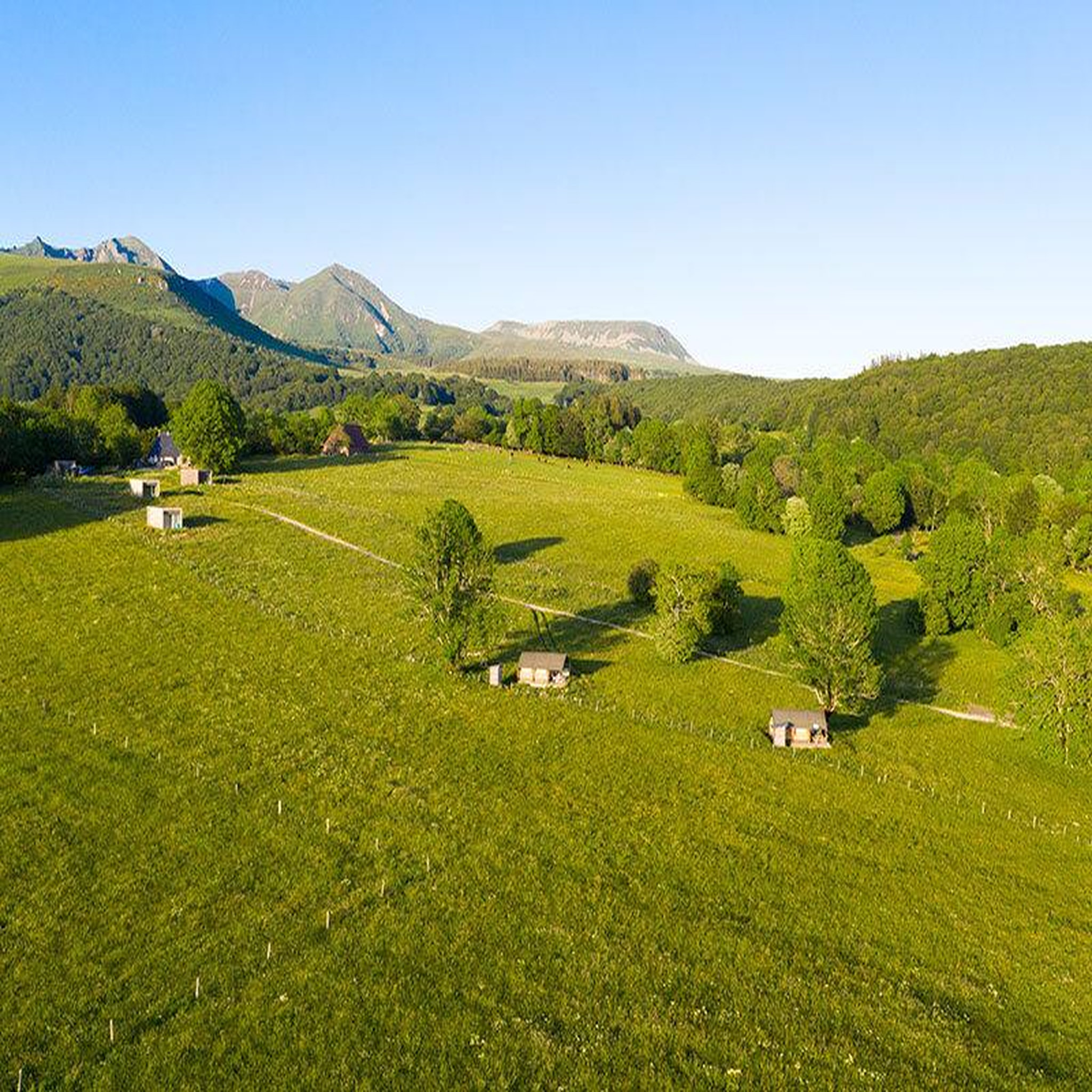 Voir la diapositive 4 : Smartbox Séjour nature dans une cabane en bois avec 1h d'accès au sauna dans les montagnes du Sancy - Coffret Cadeau Séjour