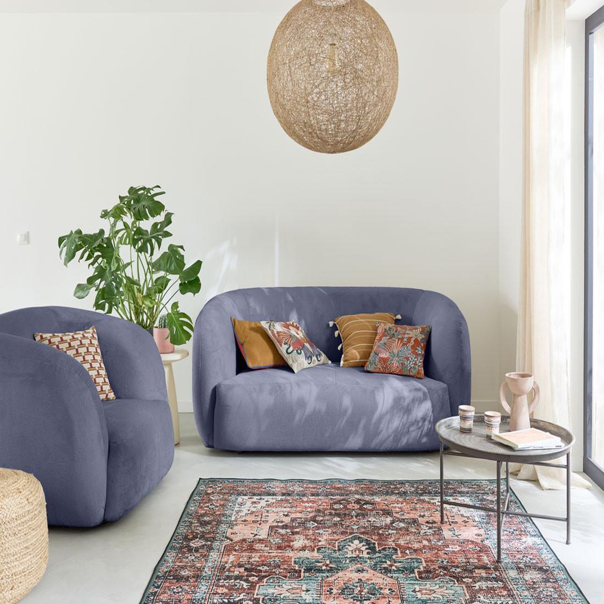 Voir la diapositive 2 : LISA DESIGN Ernee - fauteuil cocon - en velours